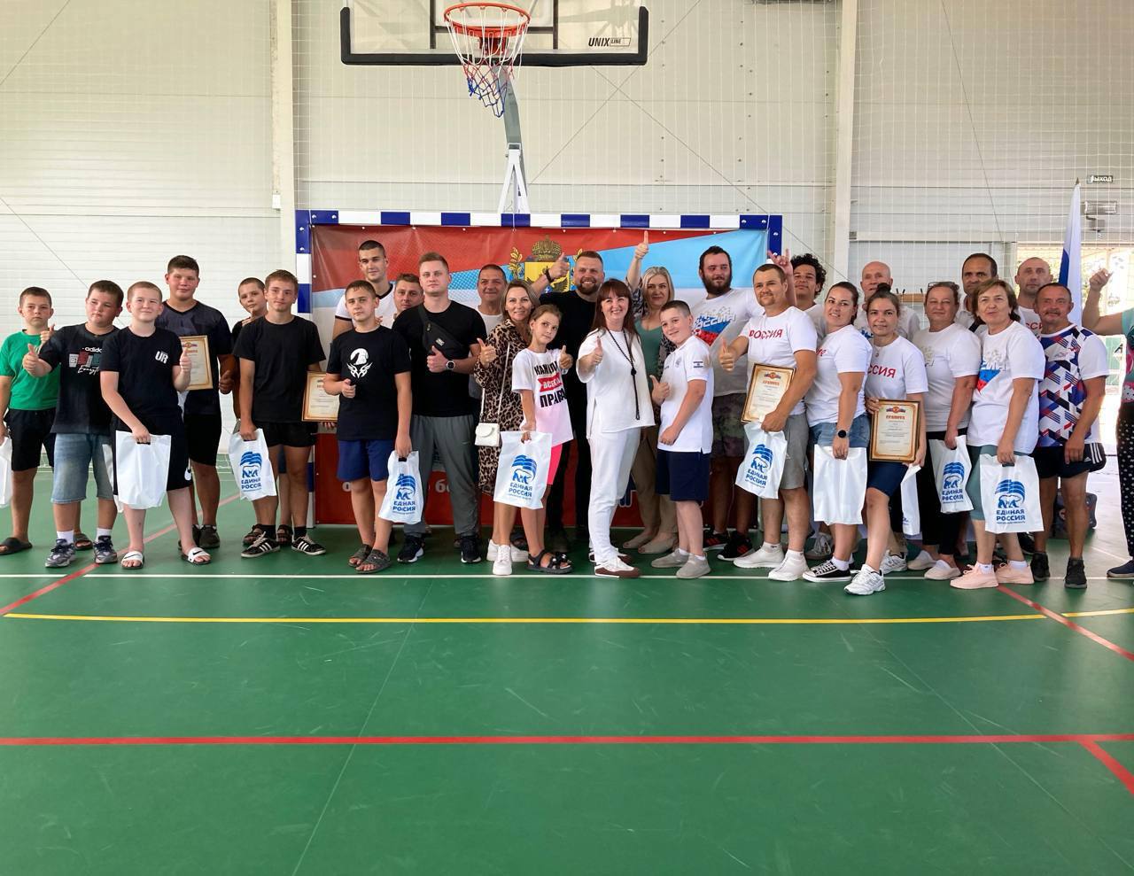 В Новоалексеевке при поддержке регионального Совета сторонников «Единой России» прошли соревнования по лазертагу с участием ветеранов СВО  В спортивном зале школы № 2 кипели настоящие тактические баталии. Организаторы — центр «Инваспорт» и Спортивный центр развития киберспорта — превратили помещение в поле боя с укрытиями и препятствиями. На арену вышли ветераны СВО, члены общества глухих и местные спортсмены.    Инклюзивные соревнования помогают людям с ограниченными возможностями адаптироваться, почувствовать себя частью команды и поверить в свои силы. «Единая Россия» заботится о каждом, создавая возможности для всех без исключения.