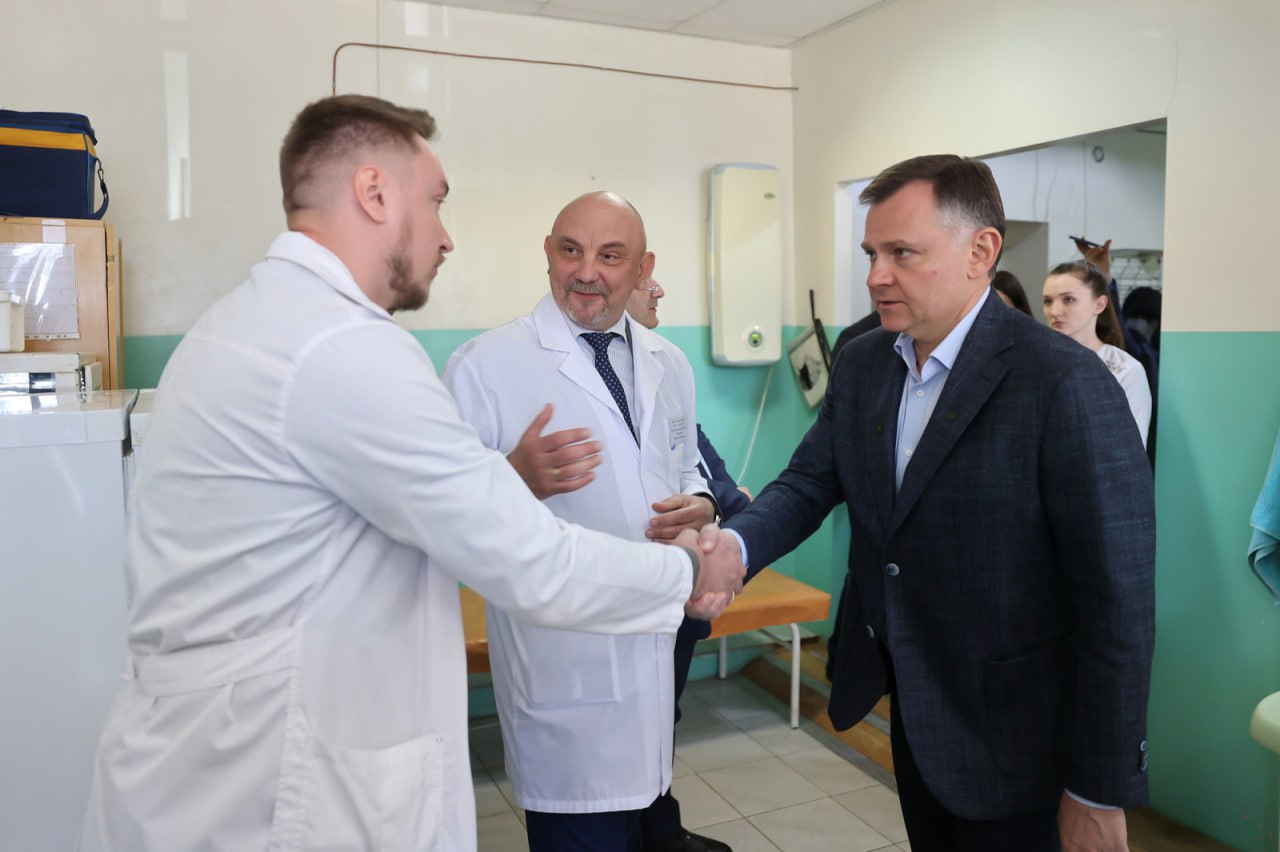 Сельские медики получат земельные участки в Ростовской области бесплатно В Ростовской области медикам на селе будут предоставлять бесплатные земельные участки, информирует сайт донского правительства. Сообщается, что врио губернатора Юрий Слюсарь предложил внести соответствующие изменения в областной закон о регулировании земельных отношений. Они направлены на привлечение медработников к работе в сельских территориях. «Срок безвозмездного пользования участком рассчитан на шесть лет. По его истечении земля может быть оформлена в собственность. Она будет выделяться в сельских и городских поселениях, кроме райцентров, под индивидуальное жилищное строительство или для ведения личного подсобного хозяйства», – сказано в материале. Получить участок по месту жительства смогут медицинские специалисты, работающие в госмедучреждениях по направлениям «Фундаментальная медицина», «Клиническая медицина», «Науки о здоровье и профилактическая медицина», «Фармация», «Сестринское дело». Подписаться на "Новости Ростова" Прислать новость