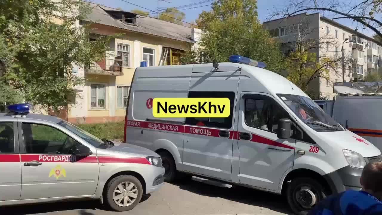 Мужчина забрался на крышу дома в Хабаровске, его сняли после нескольких часов