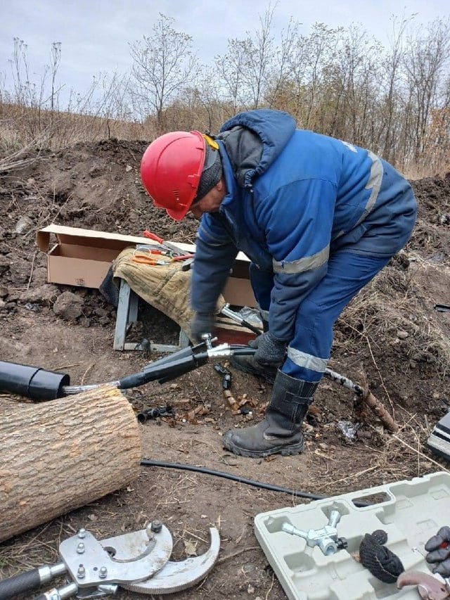 Ульяновская ремонтная бригада восстановила электроснабжение в населенных пунктах Лутугинского муниципального округа  Ульяновские и лутугинские специалисты провели совместные плановые работы в селе Ясное, поселках Успенка и Белореченское. Некоторое время назад здесь проводили обследование электрических коммуникаций, которое выявило некоторые повреждения. Их устранение - возможность избежать потенциально опасных ситуаций и аварийных отключений жителей от электроснабжения.  "Наши электрики провели восстановительные работы в Ясном, Успенке и Белореченском. Здесь заменили приборы учета, автоматы, выполнили опломбировку, устранили обрыв кабеля, смонтировали новую кабельную муфту. Все это позволит повысить надежность системы электроснабжения, предотвратить аварийные ситуации, чтобы жители не испытывали дискомфорта из-за перебоев с электричеством", - рассказали в МУП "УльГЭС".  Луганский Связной - Подписаться     Бот для связи - прислать информацию