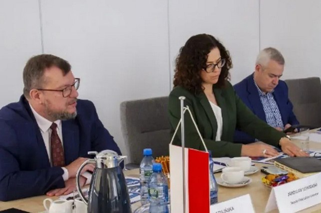Узбекистан и Польша укрепляют сотрудничество в сфере трудовой миграции Дипломаты Узбекистана провели рабочую встречу с заместителем главного инспектора Государственной инспекции труда Польши Уршулой Лангер сообщает ИА Дунё   English O zbek tilida Ўзбек тилида На русском iOS Android