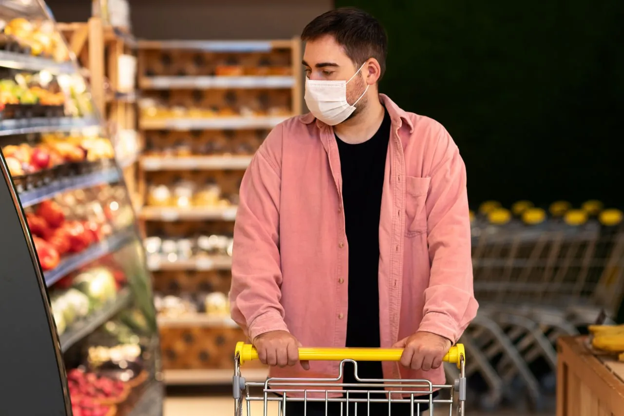 В Петербурге стоимость минимального набора продуктов в марте составила 8923 рубля Стоимость минимального набора продуктов питания в марте 2026 г в Санкт Петербурге достигла 8923 19 руб в расчете на месяц Это на 1 9 выше показателя февраля такие данные приводит Петростат  В марте плодоовощная продукция в городе в среднем подешевела на 1 1 Сильнее всего снизились цены на свежие огурцы 26 9 замороженные овощи 2 4 чеснок 2 3 и апельсины 3 3 При этом заметно подорожали свежий сладкий перец 20 2 помидоры 14 5 морковь 14 0 и груши 4 2  Среди других категорий продовольствия сильнее всего выросла стоимость говядины кроме бескостного мяса на 5 5 Хлеб ржаной и водка прибавили по 4 2 какао 4 1 детские овощные консервы 3 6 куриные яйца 3 2 рыбное филе 2 9 печенье 2 7 крепленое виноградное вино и кетчуп по 2 5 питьевая вода 2 1 Freepik Telegram Max