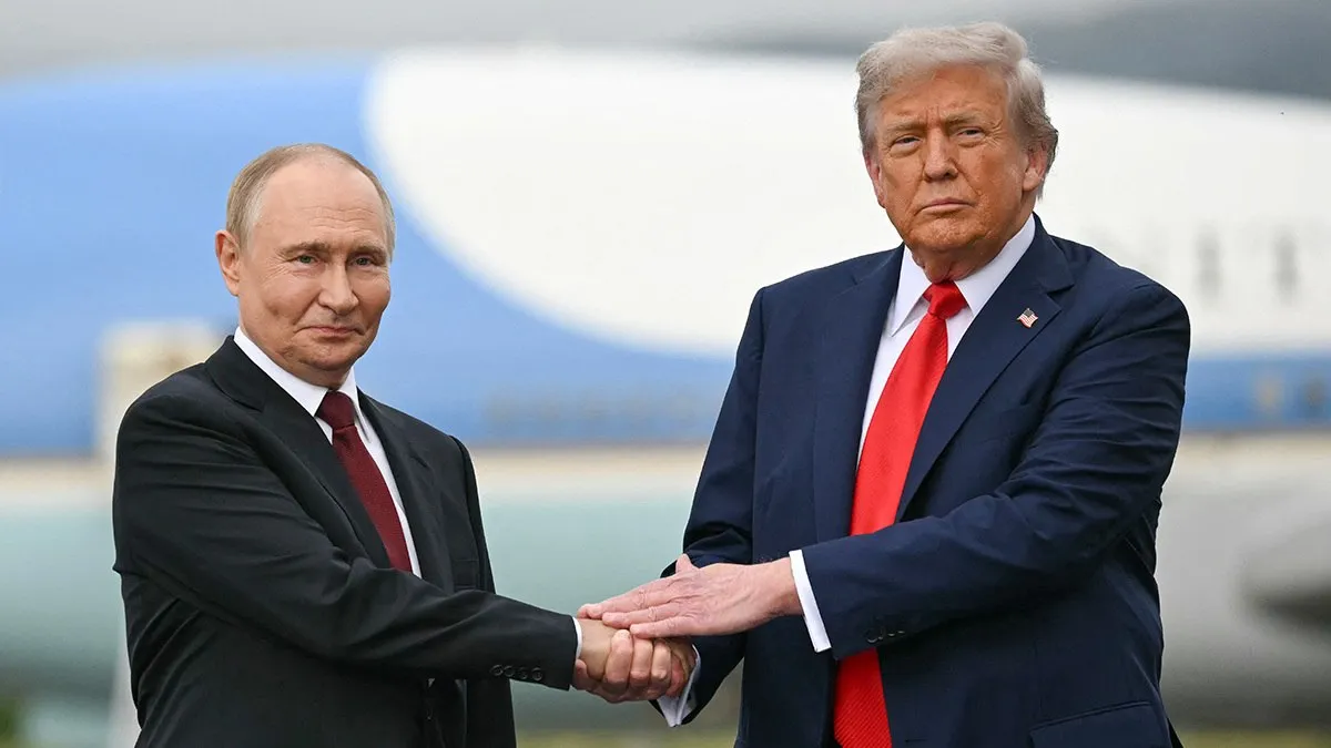Дональд Трамп выступил за продолжение прямых контактов с Владимиром Путиным Такую позицию президент США изложил во время общения с прессой в Белом доме Журналисты спросили его о возможности пригласить российского лидера на саммит Группы двадцати в США в декабре Трамп заявил что считает нужным говорить со всеми Я не из тех парней которые заявляют что не будут говорить с ним поскольку идёт война Я люблю говорить со всеми если вы умный человек умеете контролировать свои эмоции и другие вещи которые нужно контролировать Я за то чтобы разговаривать сказал президент США Он подчеркнул что приезд Владимира Путина в Майами был бы очень полезным Как уточняет газета Washington Post проведение саммита G20 запланировано на гольф курорте президента США Дорал Издание отмечает что приглашение российскому лидеру ещё не отправляли Подписаться на Говорит Москва Telegram VK МАКС