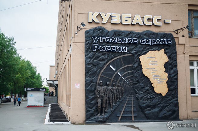 СМИ: силовики нагрянули с обысками к ректору КузГТУ  Во вторник, 12 августа, СМИ начали писать об обысках, которые проходят у ректора КузГТУ и других местных сотрудников. Руководство подозревают в превышении должностных полномочий, ведется расследование уголовного дела по соответствующей статье.  По данным ТАСС, есть информация, что в 2022–2023 годах несколько абитуриентов было зачислено в вуз умышленно и фиктивно – без сдачи вступительных экзаменов. Сумма причиненного ущерба оценивается в 18 000 000 рублей.  Ректором КузГТУ с 2020 года является Алексей Яковлев. Первый год он занимал пост врио, после был утвержден в должности.