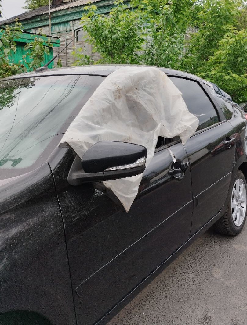 Фото автомобиля, за рулем которого находился пострадавший мужчина. В момент атаки украинских беспилотников на Курск он возвращался домой. Сейчас мужчина находится в реанимации областной больницы. фото ТРК «Сейм» Сейм Курская область