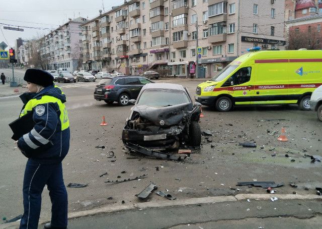 В центре Челябинска лоб в лоб столкнулись две иномарки   В крупной аварии пострадали водитель и его жена.