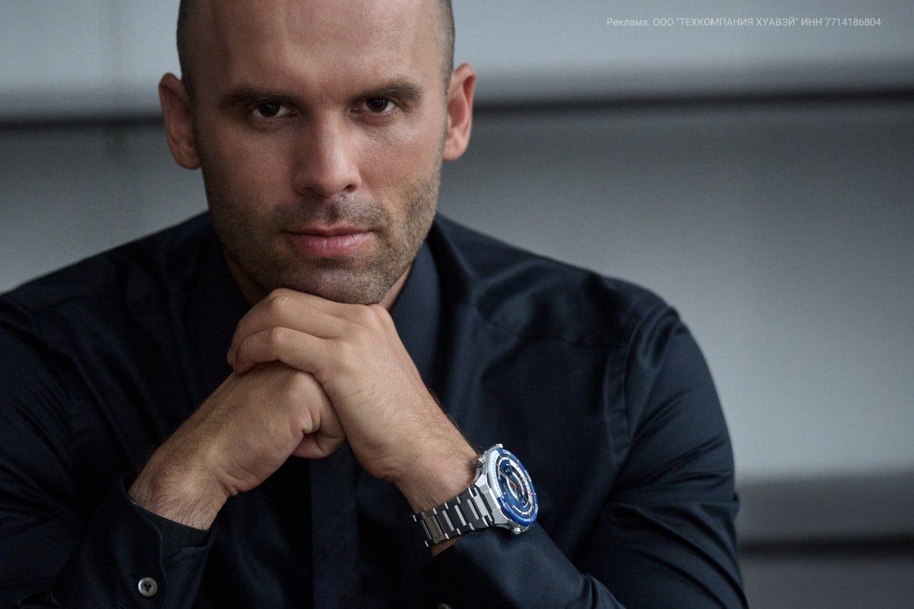 Пока одни впадают в зимнюю спячку другие раскачивают свой потенциал на полную Переходите на сторону достижений с HUAWEI WATCH Ultimate 2 Новинка уже в продаже у крупных ритейлеров Поддерживать адекватный уровень активности помогут профессиональные режимы тренировок Занимайтесь регулярно чтобы заряжаться эндорфинчиками даже в сезон без солнца А если планируете сбежать от зимы к морю то вам повезло вдвойне HUAWEI WATCH Ultimate 2 получили режим для дайвинга Теперь ними можно погружаться на глубину до 150 метров и держать подводную связь со страхующим напарником Алексей Молчанов чемпион мира по фридайвингу отмечает Есть лишь несколько спортсменов которые ныряют в диапазоне 130 метров Мировой рекорд в моноласте который принадлежит мне 136 метров Среди других преимуществ гаджета продвинутый мониторинг здоровья X TAP и вызовы с eSIM без использования смартфона