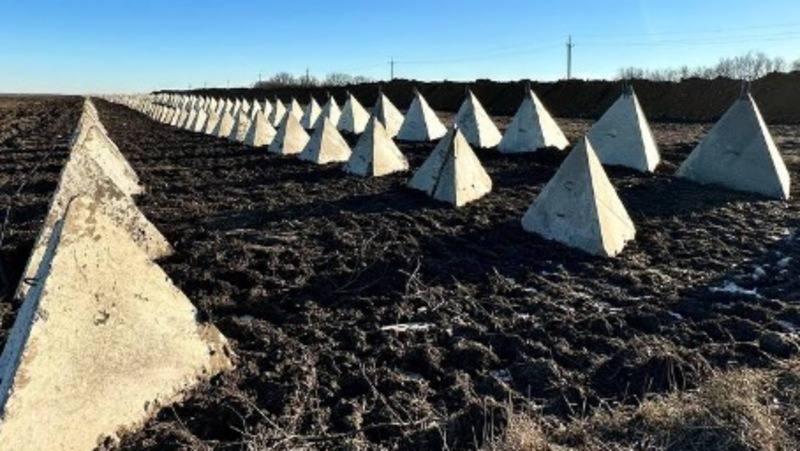 Белгородские власти отозвали иск к одной из компаний, которая строила оборонительные сооружения.   Изначально региональное УКС требовало с компании «Сталкер» 2,59 млн рублей. По данным «Открытого Белгорода», фирма полностью выплатила эту сумму в досудебном порядке.  Также есть информация, что дело «Белгороддорстроя» — другой компании, к которой возникли претензии, будут рассматривать в закрытом режиме.  Напомним, в ходе проверки по строительству оборонительных сооружений в Белгородской области были найдены нарушения на 109 млн рублей.   Пишите нам:      Подпишись на «Белгород №1»