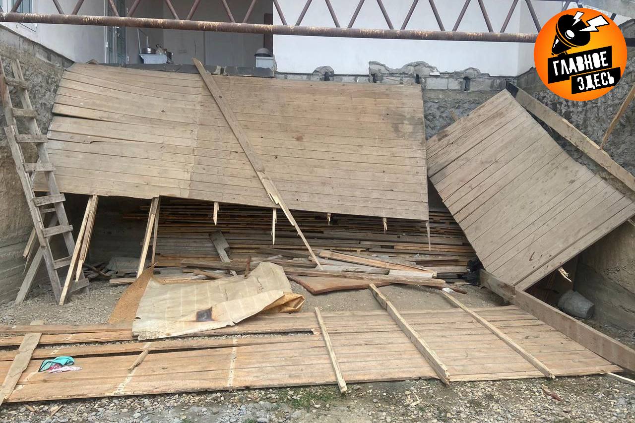 Обрушение балкона произошло на похоронах в Чечне В селе Ишхой Юрт Гудермесский район Чечня в ходе траурного шествия обвалился балкон жилого дома количество пострадавших уточняется Следственный комитет организовал проверку после обрушения конструкции Главное здесь Подписывайтесь