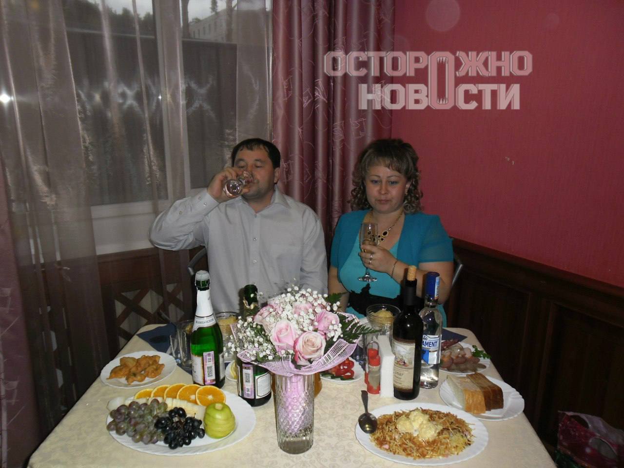 Свердловчанин снявший кожу со своей жены уйдет на СВО не дожидаясь приговора Житель Березовского в Свердловской области Рафис Хузин убил супругу Ольгу 17 октября Конфликт произошёл из за того что женщина отказалась резать в суп курицу После этого Рафис напал на жену попытался снять с её тела кожу и хотел закопать труп в огороде После исчезновения Ольги её подруга обеспокоенная тем что женщина несколько дней не отвечает на звонки пообещала заявить об этом в полицию и 25 октября Рафис сознался в преступлении позвонив в полицию После этого он позвонил брату и сказал Я убил Олю и я вызвал полицию они уже едут за мной Рафис говорил следователям что в день убийства напился Против него возбудили уголовное дело об убийстве ч 1 ст 105 УК РФ суд арестовал его до 25 декабря По данным Осторожно новости в колонию он не отправится неделю назад Рафис заключил контракт с Минобороны он уже находится на полигоне Близкие мужчины рассказали нам что ближайшие несколько недель Рафис будет проходить военную подготовку а после отправится в зону СВО