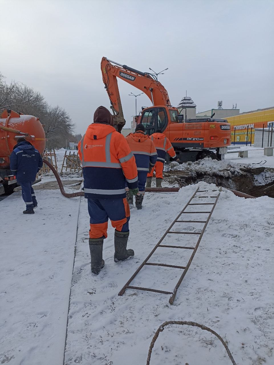 Аварийные бригады устраняют два порыва на водопроводе в Барнауле  Первый произошел на водопроводе по проезду Калманский, 2а. Аварийная бригада уже прибыла на место. Повреждение выявили на трубе диаметром 32 мм. Закончить ремонт планируют к 20.30. Подвоз воды осуществляется по заявкам. На время работ холодную воду отключили на нескольких улицах:   ул. Канская, 31, 39д, 39в, 39, 41, 43, 45, 34,  пр. Калманский, 2а/336, 224, 136, 58, 60, 1/416, 417, 418, 458, 484, 532, 538, 546,  ул. Тюменская, 25б, садоводство Восход, 69, 80, 556.   Также специалисты устраняют повреждение водопровода диаметром 20 мм на ул. Новороссийская, 19. Водоснабжение отсутствует по следующим адресам:   пр. Новаторский, 1-5, 2-12,  ул. Восточная, 102-112,  ул. Новороссийская, 19  детский сад , 15  администрация , 52, 52г, 54, 56   Подписывайтесь на "Толк"