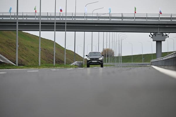 В ОП РФ допустили появление дорог без скоростных ограничений Для этого требуется строительство специально оборудованных безопасных трасс Качество существующей инфраструктуры позволяет повышать максимально разрешённую скорость добавил в эфире радиостанции Говорит Москва председатель всероссийского общества автомобилистов член ОП РФ Валерий Солдунов Такая практика есть в других странах На мой взгляд для этого нужна безопасная структурно оборудованная дорога где можно мчаться с такой скоростью с которой позволят ехать автомобили и не думать о том что ты доставишь кому то какие то неприятности и каким то своим необдуманным действием приведёшь к дорожно транспортному происшествию Пока сегодня таких дорог нет Я имею в виду не по качеству потому что по качеству у нас очень хорошие дороги Тем не менее кроме хорошей дороги должна быть создана специальная инфраструктура У нас её нет но это не значит что повышать скорость дорожного движения на наших хороших дорогах нельзя   govoritmoskva ru news 474438