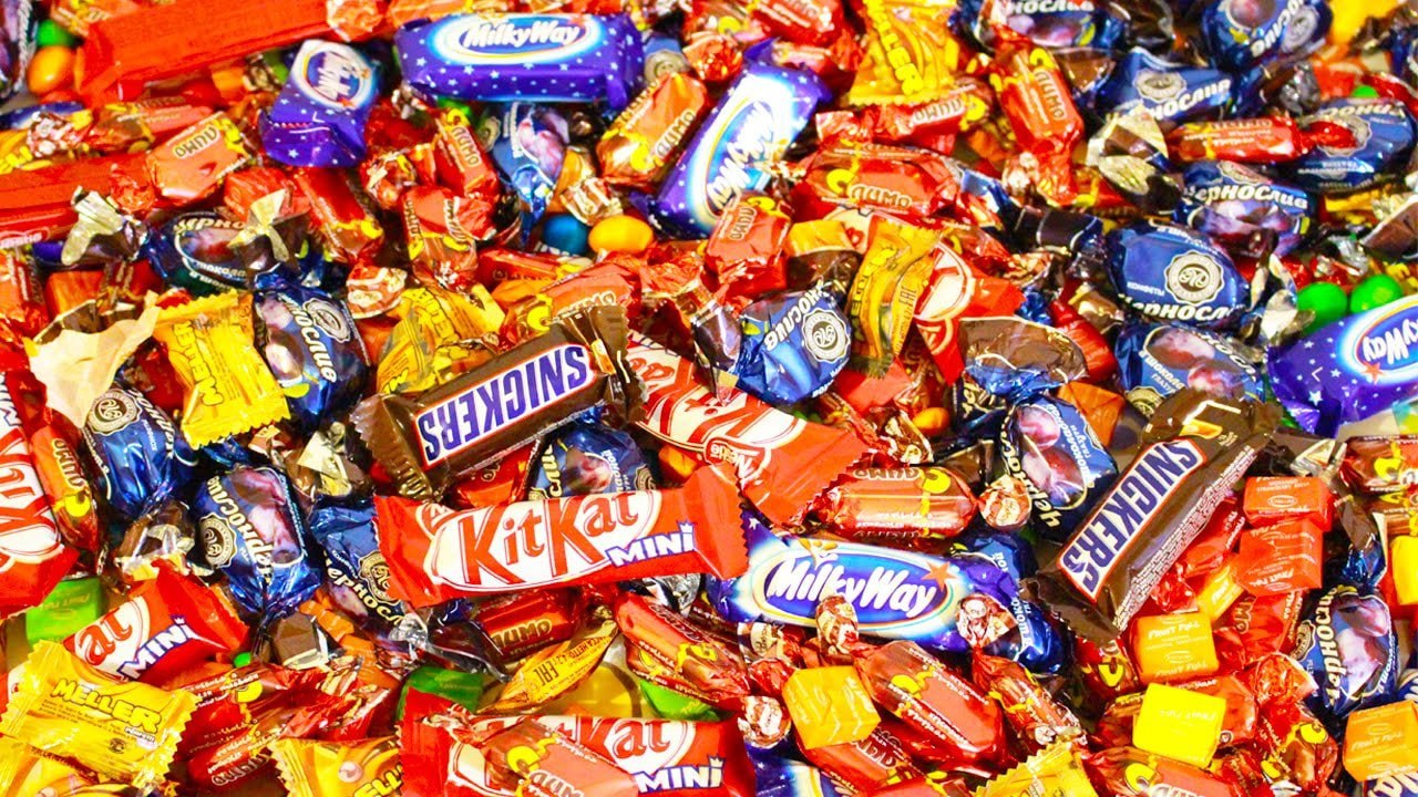 40 килограмм конфет похитила из магазина жительница Сосновского округа Прокуратурой Сосновского района утвержден обвинительный акт по уголовному делу в отношении местной жительницы, которая обвиняется по ч. 1 ст. 158 УК РФ кража, то есть тайное хищение чужого имущества . По версии дознания, в период с февраля по март 2025 года обвиняемая похитила конфеты различных наименований с торговых стеллажей сетевого магазина, причинив ущерб на сумму более 20 тыс. рублей. Общий вес украденных конфет составил 39,5 кг. После вручения копии обвинительного акта прокуратура направила уголовное дело мировому судье для рассмотрения по существу. Источник: Прокуратура Тамбовской области Мой Тамбов