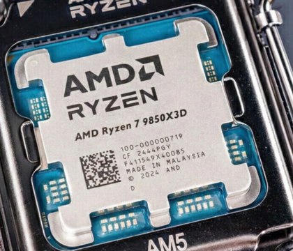 Ryzen 7 9850X3D замечен в продаже в США и Швейцарии заметно дороже Ryzen 9800X3D Официальный анонс Ryzen 7 9850X3D ожидается в начале следующего года в рамках выставки CES 2026 Однако некоторые зарубежные ритейлеры уже начали добавлять этот CPU в свои каталоги товаров Об этом сообщают журналисты тематического портала Wccftech