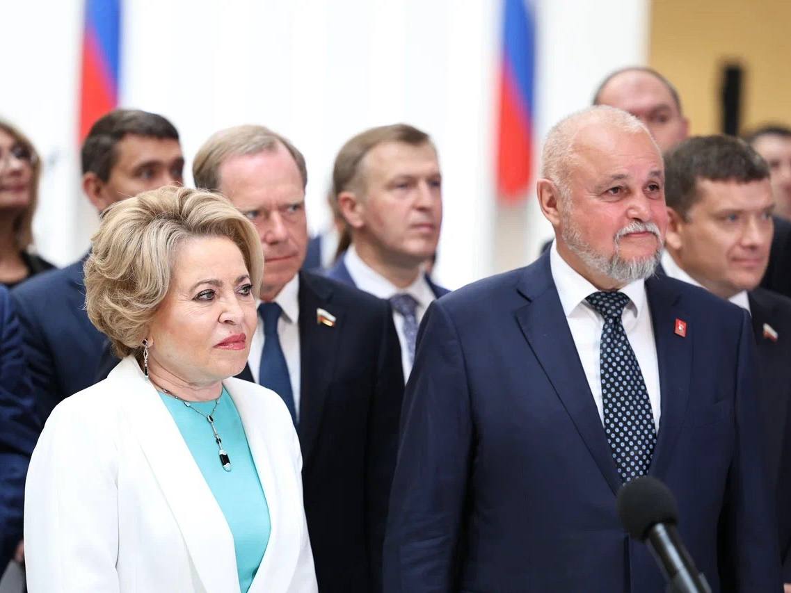 #КомандаСитникова В Костроме газифицирован ещё один социальный объект – новый физкультурно-оздоровительный комплекс на улице Санаторной в Заволжском районе. Торжественное подключение произвели одновременно в нескольких регионах – в Костромской, Тамбовской, Ростовской областях и Пермском крае. Команду на пуск в режиме видеосвязи дали председатель Совета Федерации Валентина Матвиенко и министр энергетики России Сергей Цивилёв. «Ещё при проектировании мы планировали, что на этом объекте будет автономное газовое отопление, сразу смонтировали наружный котел. Мы видим, насколько это эффективно. Сокращаются расходы на отопление. Высвобождаются средства на социальные цели. Так государство проявляет заботу о людях. Я сегодня от всех костромичей хочу поблагодарить Совет Федерации, лично Валентину Ивановну Матвиенко, которая применила титанические усилия, чтобы газификация региона была продолжена. Спасибо большое Правительству и Газпрому», – отметил Сергей Ситников. Экономия – более чем в два раза. В случае, если бы этот объект присоединили к центральному отоплению, ежемесячная плата в зимние месяцы составила бы около 125 тысяч рублей. При автономном газовом отоплении сумма составит около 50 тысяч рублей. «Мы уже убедились, что автономное газовое отопление в детском саду, в школе, в больнице – это большое благо. Так мы не зависим от городских коммунальных сетей, включаем тепло, когда это необходимо для комфорта людей. Нет потерь на передаче тепла, в значительной степени экономятся финансовые средства. Хрестоматийный пример - Мантурово. Вложения в строительство новой газовой котельной окупились за один сезон. Это принципиально важная работа, газификацию будем продолжать», – подчеркнул глава региона. В Костромской области за пять лет на газ переведено уже более 80 школ, детсадов, больниц и амбулаторий, спортивных и культурных учреждений. В планах, обозначенных губернатором на ближайшие пять лет, – переводить на голубое топливо как минимум по 15 учреждений в год. #КостромскаяОбласть