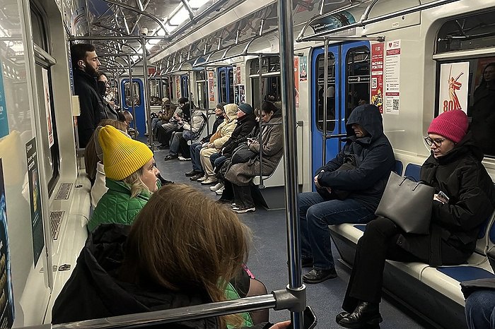 Депутат Крицкий предложил тянуть метро в две разные части Екатеринбурга одновременно Строить метро в Екатеринбурге по комбинированной схеме сразу в двух направлениях предложил депутат городской думы гендиректор компании ЛСР Недвижимость Урал Владимир Крицкий пишет Ъ Урал По его мнению новые конечные станции должны появиться в Академическом районе и на ЖБИ Он предложил сделать вторую ветку комбинированной одна конечная станция в Академическом районе вторая на ЖБИ пересадочная Оперный театр либо Восточная Необходимость метро в районе Академический Крицкий объяснил отсутствием там рабочих мест при большом количестве жителей uralweb ru