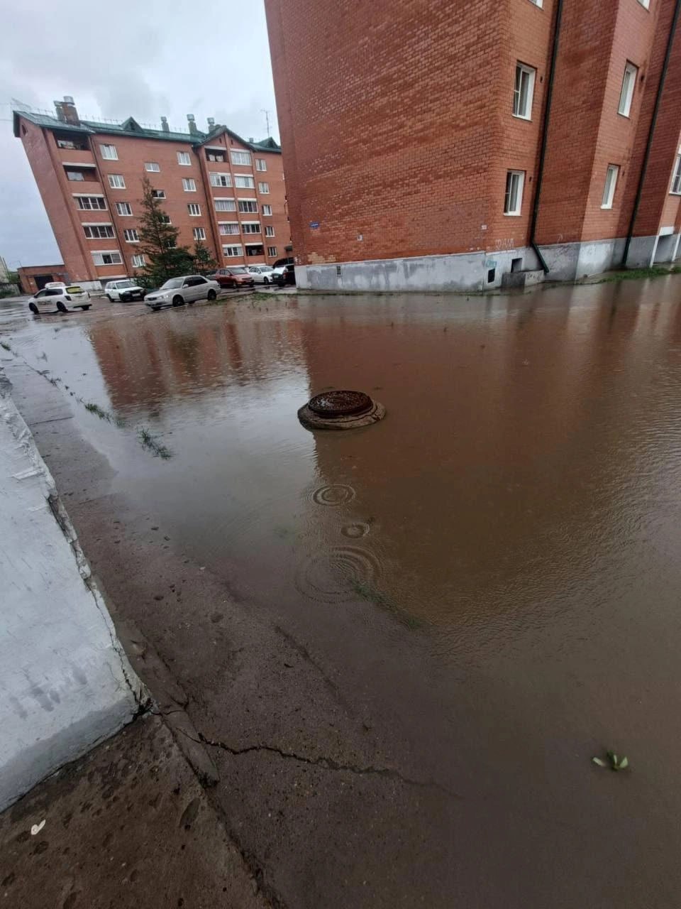 И в Чите, как в Улан-Удэ, прокуратура занимается городскими делами. Там жители дома № 7 в 3-м микрорайоне на КСК рассказали, что во время дождей их двор заливает из-за отвода воды с дороги, но администрация ничего с этим не делает, несмотря на жалобы: Именно наш, седьмой дом и двор дома № 5. Микрорайон построен на болоте. А остальные дома как-то не так задевает, а именно наш дом — после обильных дождей начинается река, что уже в подвалы всё пошло, в подвалах 2 см уже, наверное, скоро до первых этажей дойдет. Ни администрация, ни управляющая компания ничего не предпринимают, только заставляют нас, чтобы мы ждали. Вода уже протекает в канализационный люк. В администрации сообщили, что этот дом находится как-будто в яме, поэтому вода к нему в первую очередь идет с ближайшей территории около дома, а не с дороги. Новую систему водоотвода запроектировали на строительство троллейбусной линии на КСК. Зампрокурора Черновского района Баирма Цыренова подтвердила , что жалоба людей уже к ним поступила.