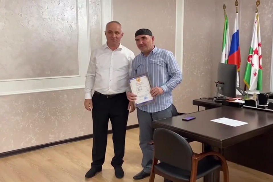 Жителя Назрановского района Ингушетии Амира Ажигова наградили за спасение утопающего ребёнка В правительстве республики рассказали, что инцидент произошёл 16 мая в селе Плиево. Там двое детей свалились в реку Сунжа. Один из них утонул. Второго спас Амир Ажигов. С ним встретился глава района Амиран Измайлов. Он вручил отважному мужчине почётную грамоту и денежное вознаграждение. «Этот случай наглядно демонстрирует, что в нашем обществе есть люди, готовые прийти на помощь в самую трудную минуту», - сказал глава района. «ВКонтакте» и в «Одноклассниках», чтобы быть в курсе самых интересных новостей Кавказа. Фото: кадр из видео / правительство Ингушетии. -канал АиФ – Северный Кавказ