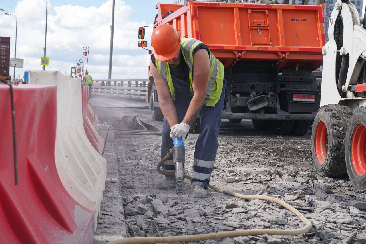 Отремонтировали Краснопресненский Ваганьковский путепровод Этот путепровод был построен более 60 лет назад он проходит над железнодорожными путями Смоленского направления МЖД соединяет Беговую улицу и Хорошевское шоссе с улицей 1905 года Сооружению был необходим капитальный ремонт из за коррозии арматуры балок пролётных строений нарушений гидроизоляции и частичного разрушения конструкций деформационных швов Весь комплекс запланированных работ выполнен в полном объеме по путепроводу запущено движение автотранспорта рассказал заместитель Мэра Москвы Петр Бирюков Для обеспечения безопасности использовали специальные вспомогательные сооружения и устройства которые поддерживали конструкцию Что сделали заменили 180 железобетонных балок и более 220 метров деформационных швов выполнили переустройство 60 стоек опор и замену 360 опорных частей отремонтировали устои мостового сооружения увеличили подмостовой габарит почти на полметра заменили асфальтовое покрытие проезжей части и тротуаров общей площадью около 10 2 тыс кв метров оборудовали энергоэффективные фонари обновили лестничные сходы установили барьерные и перильные ограждения выполнили гранитную облицовку За последние 13 лет все мостовые сооружения в столице прошли различные виды ремонта что позволило продлить срок эксплуатации и создать более комфортные условия для движения водителей и пешеходов Больше о событиях Москвы в каналах Мэра Москвы Сергея Собянина и Городское хозяйство Москвы в MAX