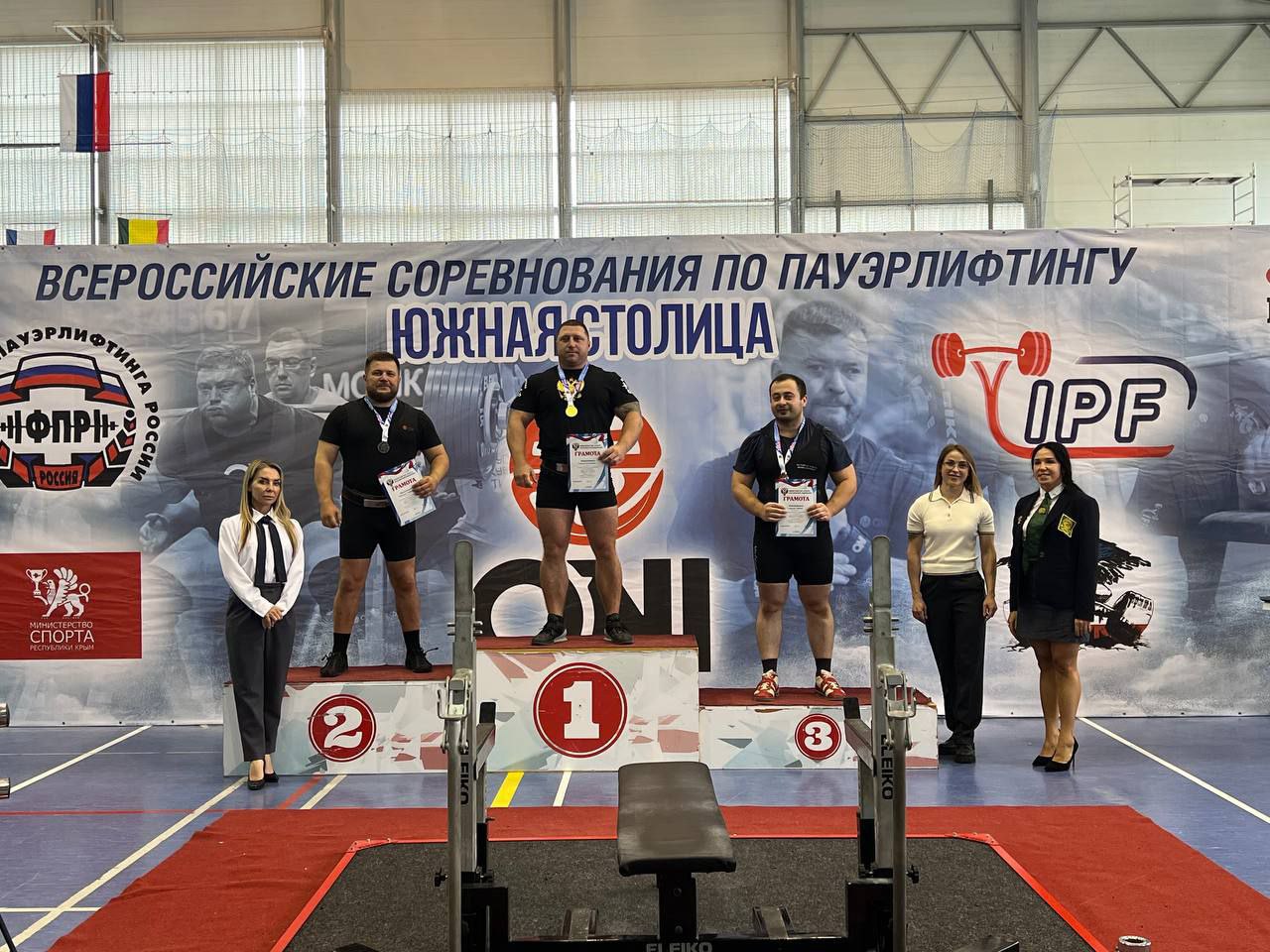 195 кг на грудь студент МелГУ призер всероссийских соревнований В Евпатории завершились Всероссийские соревнования по пауэрлифтингу Южная СТОЛИЦА 2025 За звание лучшего состязались сильнейшие спортсмены из 10 регионов страны В упорной борьбе студент и сотрудник Мелитопольского госуниверситета Максим Терехов завоевал серебряную медаль в весовой категории до 105 кг показав выдающийся результат в дисциплине жим штанги лежа 195 килограмм Этот спортивный успех является результатом огромного трудолюбия целеустремленности и силы воли Мы гордимся тем что в нашем университете учатся и работают такие разносторонние и сильные духом люди Такие высокие достижения наших атлетов отличный повод задуматься о развитии силовых видов спорта в нашем регионе Поздравляем Максима с потрясающим успехом на всероссийском уровне Желаем не сбавлять обороты ставить новые рекорды и готовиться к следующим победам Сайт ВК Сайт абитуриента Помощник абитуриента