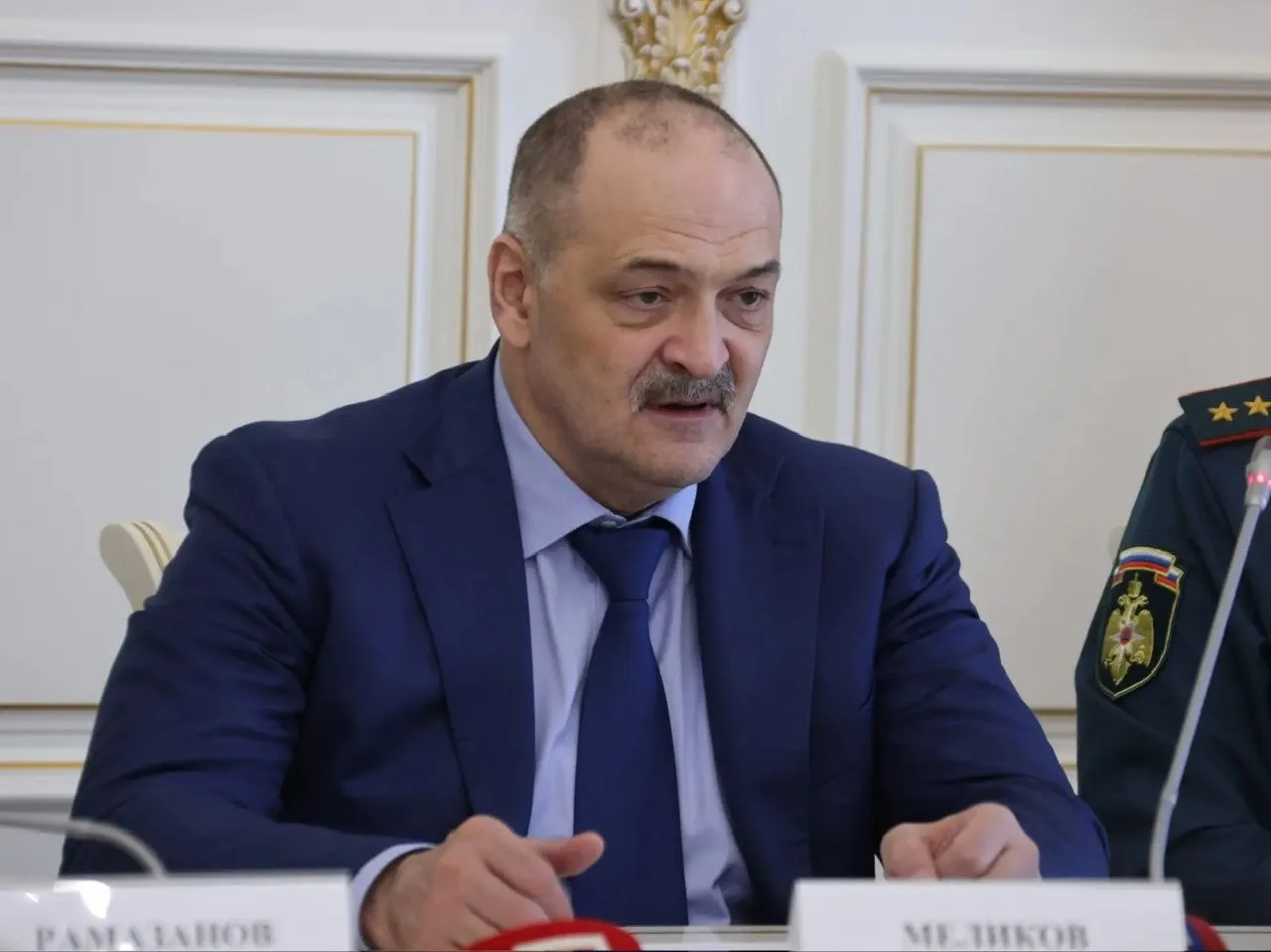 По миллиону рублей получат семьи погибших в снежных завалах женщины и пограничника Такое поручение дал Сергей Меликов Напомним в Цунтинском районе под завалами оказались женщина с ребенком после восьми часов их удалось спасти однако мать не выжила В Цумадинском районе после схода лавины найден погибшим пограничник Я вчера дал поручение по выплате семье погибшей женщины миллиона рублей это вне тех выплат которые положены федеральным законодательством По пограничнику он у нас задачи выполнял нашу границу охранял нужно тоже из фонда Все вместе миллион передать семье помимо тех выплат которые военнослужащим положены сказал глава региона Читать нас в МАХ