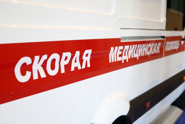 Младенца, найденного в пакете под окнами в Дубровке, переводят из реанимации Состояние новорожденного ребенка, которого нашли в поселке Дубровка, стабилизировалось, об этом сообщили 47news в пресс-службе комздрава Ленобласти. "Состояние средней степени тяжести, сегодня переводят из реанимации на второй этап выхаживания, угрозы жизни нет. Окружена заботой и любовью", – поделились в профильном комитете. В "Станции скорой медицинской помощи" Ленобласти рассказали, что после поступления вызова о "плачущем ребенке в пакете" медики были на месте уже через 6 минут. Новорожденной провели санирование, осмотр и, закутав в одеяла, доставили в больницу. "По пути проводили крохе кислородотерапию. Доехали спокойно, малышка по дороге, конечно, плакала, но в ее случае это очень хороший знак! Когда она нашла мой палец в перчатке, немного успокоилась В роддоме передали кроху неонатологам, они сказали, что на первый взгляд всё неплохо", – вспомнил фельдшер скорой помощи Всеволожской подстанции Александр Григорьев. Maksim Konstantinov/Global Look Press