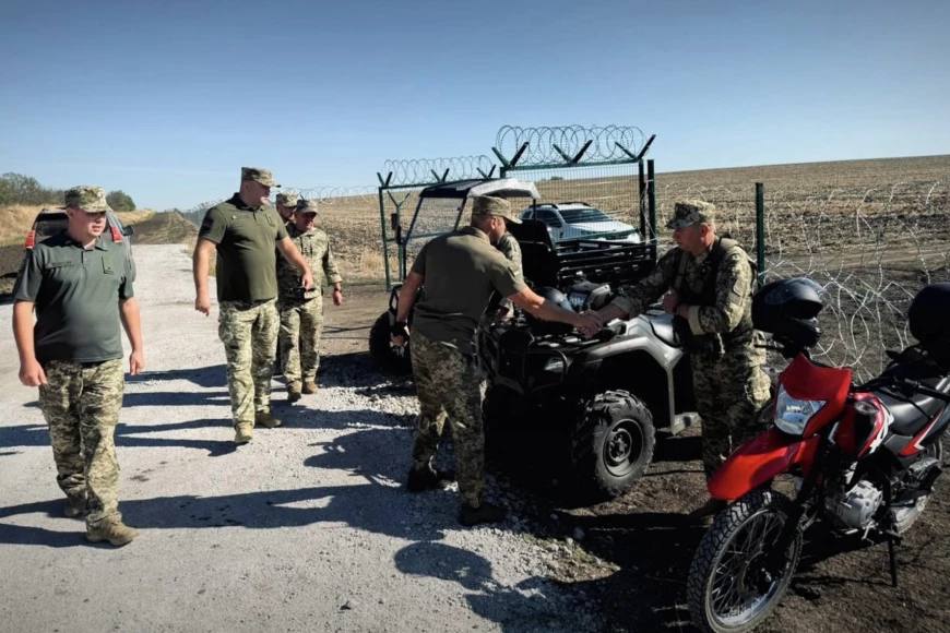 Украина усиливает контроль на участке границы с приднестровским регионом Молдовы Как сообщила Государственная пограничная служба Украины вдоль участка границы с Приднестровьем устанавливают биспектральные камеры и строят рокадную дорогу По данным украинских пограничников строительство и обустройство рокадной дороги позволит им оперативно передвигаться вдоль границы обеспечит быстрое реагирование на возможные изменения в обстановке а также улучшит условия несения службы