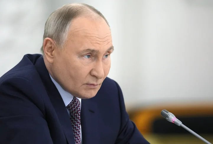 Путин намерен посетить Петербург для осмотра консерватории после реставрации  Президент России Владимир Путин пообещал приехать в Санкт-Петербург и оценить результат затянувшейся реставрации консерватории им. Н. А. Римского-Корсакова. Такое заявление глава государства сделал после доклада министра культуры РФ Ольги Любимовой.  Российский лидер 9 января провел совещание с членами Правительства РФ. Глава ведомства заявила, что в настоящее время идет процесс закупки музыкальных инструментов. Это удивило Владимира Путина, ведь речь шла о ремонте здания. Госпожа Любимова отметила, что некоторые инструменты находятся в неудовлетворительном состоянии, поэтому их необходимо заменить. Однако президент поручил уточнить, куда дели прежние.  Фото: пресс-служба президента РФ