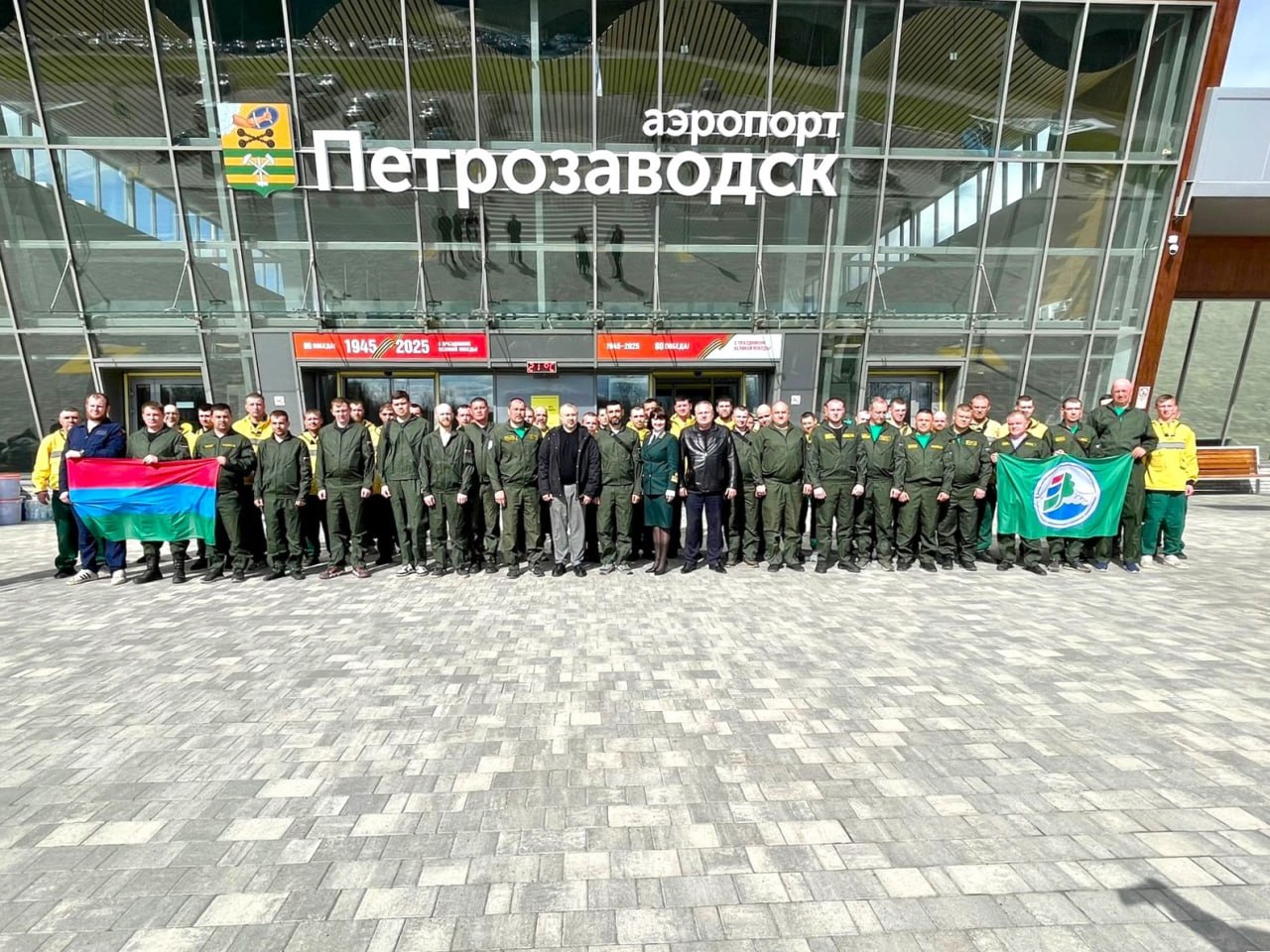Сегодня 50 десантников-пожарных Карельского центра авиалесоохраны вылетели на помощь своим коллегам в Забайкалье. Сейчас там бушует более 30 лесных пожаров на площади 600 тыс. га Ситуацию в Забайкальском крае осложняют сильные ветры и отсутствие осадков. Но, уверен: наши ребята справятся, они уже не первый раз приходят на помощь своим коллегам. К сложным, длительным командировкам им не привыкать. Скорейшего возвращения домой, земляки! #НашиЛюди #НашаКарелия