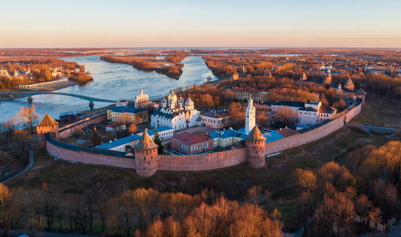 Новгородский кремль попал в топ красивейших замков мира по версии американского канала CNN Travel. Московская и Нижегородская крепости, по мнению американских журналистов, оказались этого звания недостойны. Мы же думаем, что американцы просто перепутали Нижний и Новгород «Новгород был столицей могущественной Руси с XI по XV век, пока ее окончательно не затмила Москва. Власть была сосредоточена внутри детинца с его крепкими стенами и сильно укрепленными башнями. Среди его современных достопримечательностей — Софийский собор с серебряными куполами, Новгородский музей и памятник „Тысячелетие России“», — объяснили выбор в материале. Но битву кремлей мы все же устроим! Какой лучше? — Нижегородский — Новгородский
