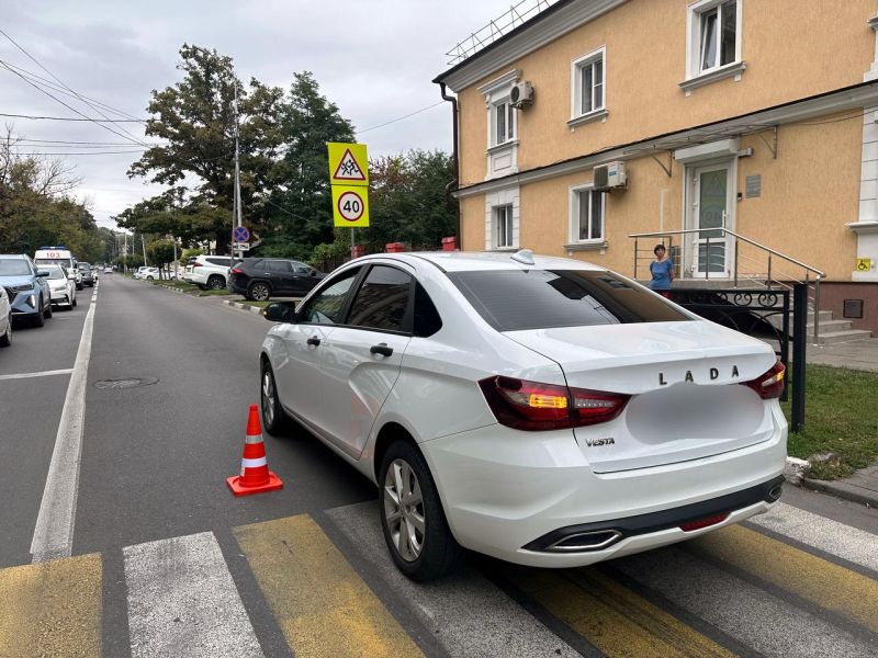 В Пятигорске водитель сбил на переходе ребенка  Ребенок пострадал в ДТП в Пятигорске. Об этом сообщили в городском отделе Госавтоинспекции.  Инцидент произошел накануне, 5 сентября, около 13 часов на улице Козлова. Водитель автомобиля «Лада Веста» сбил 10-летнюю девочку, которая пересекала проезжую часть по пешеходному переходу на зелёный сигнал светофора.  В результате школьница была госпитализирована с переломом кисти.  По данным дорожной полиции, за рулем находился 41-летний мужчина. Он был трезв, имеет стаж вождения 14 лет, злостным нарушителем не является, отметили в ГИБДД.