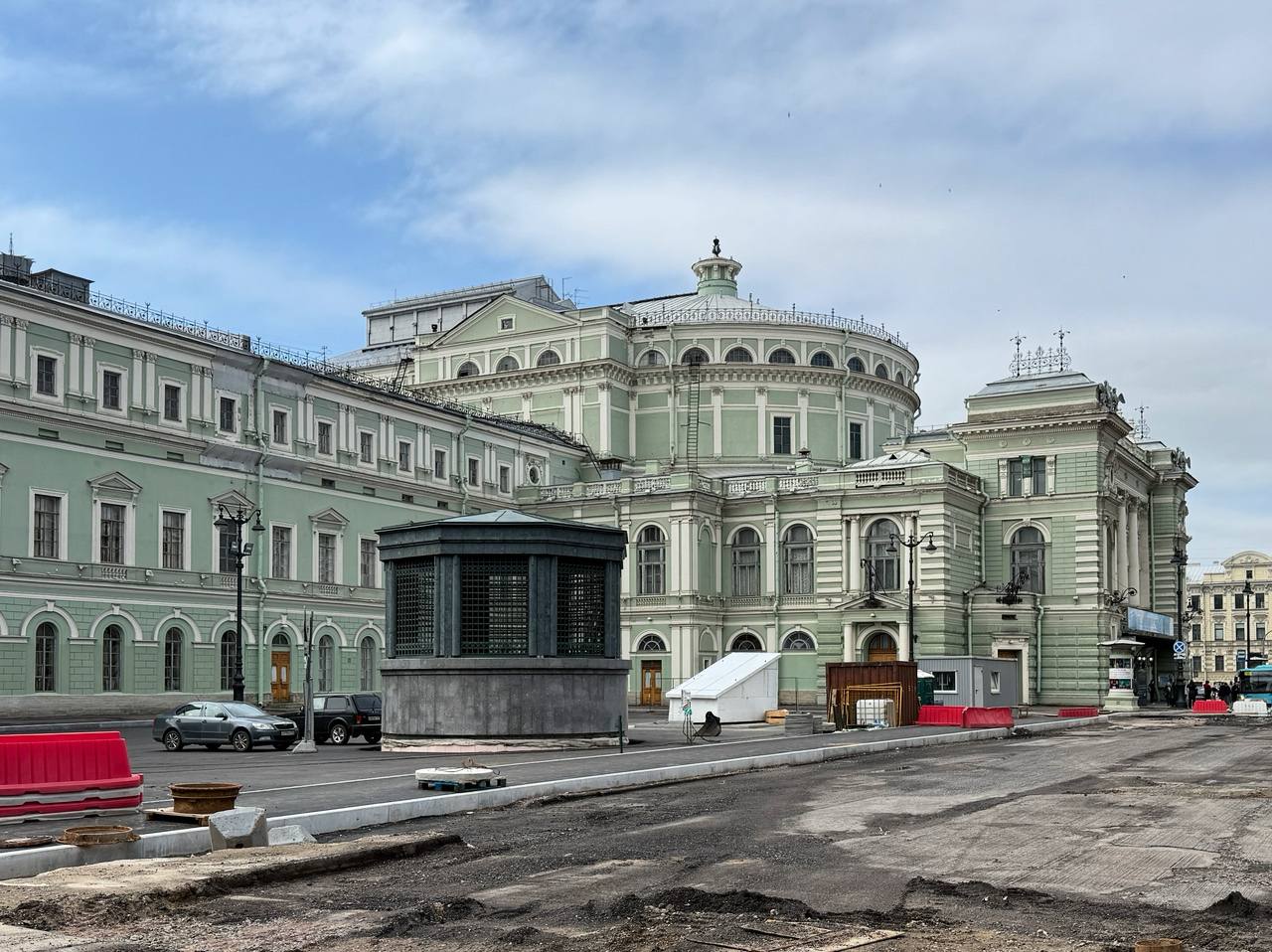 Выходы из станции метро «Театральная» оставят на месте Дома быта и заправки  В Петербурге прошли общественные слушания по поводу выходов из многострадальной станции метро «Театральная».   В Смольном считают наиболее оптимальными вариантами для выходов подземный вестибюль на Театральной площади  на месте АЗС  и наземный вестибюль на Лермонтовском проспекте д. 1/44  на месте Дома быта . Но не все жители и бизнесмены приняли это решение и выступили против.  Правда, чиновники в ответ заявили, что среди рассмотренных восьми вариантов размещения выходов «Театральной» ничего лучше не нашлось. И вообще – местоположение вестибюлей уже определено Генпланом.   : Подземник   : СПб — отдай свой буст нам