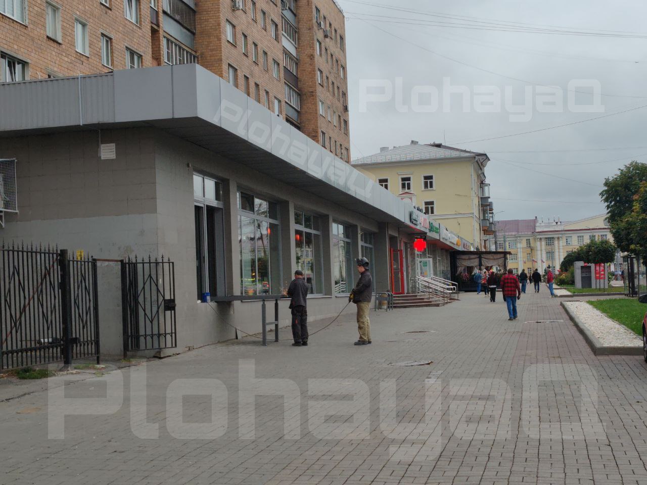 В Курске магазин незаконно изменил фасад дома 94 по улице Ленина Там собираются открыть очередную Пятёрочку поэтому сделали дебаркадер для загрузки разгрузки товара на склад магазина Тревогу забили горожане На место выехали представители комитета архитектуры и градостроительства В 2020 году администрация Курска утвердила архитектурно художественную концепцию для улицы Ленина Согласно Правилам благоустройства внешний вид фасадов должен соответствовать этой концепции При изменении фасада например при установке новых дверей или окон замене отделочных материалов или изменении цвета работы должны быть выполнены по паспорту отделки фасада Однако такой паспорт в комитет не был представлен Комитет архитектуры и градостроительства направит ООО Агроторг которое занимает это помещение письмо с требованием устранить нарушения Также будет направлен запрос в управляющую компанию ЦЕНТАВР с просьбой предоставить информацию о собственниках нежилого помещения сообщили в администрации города Правильное решение как считаете Подпишись на Курск 1