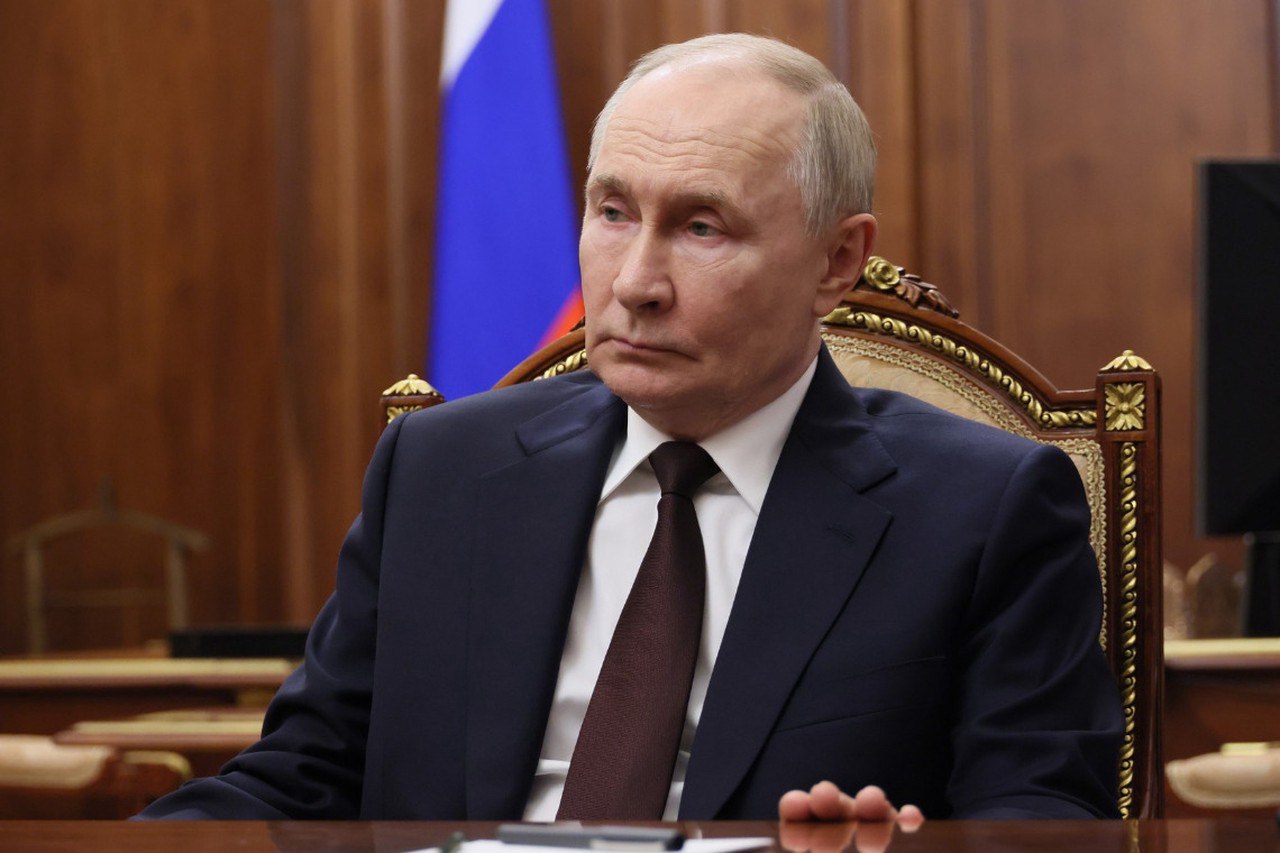 Штрафы за несообщение военкомату о переезде и другие законы подписал Путин Российский лидер 7 июля подписал более 30 законов, в том числе несколько резонансных. Среди них, например, документ, который вводит штраф в размере до 20 тысяч рублей в случае несообщения военкомату о переезде. Другие законы, которые одобрил Владимир Путин: О присвоении статуса ветеранов боевых действий участникам СВО О праве лиц без гражданства заключить контракт о прохождении военной службы в Вооруженных силах России Об увеличении компенсаций за контрафакт и пиратство, связанное с интеллектуальной собственностью О действии документов украинского образца на недвижимость в новых регионах Об упрощении продажи квартир, купленных с использованием маткапитала О снятии запрета на создание фирм-матрешек Об увеличении штрафа за отказ остановить машину по требованию полиции О предоставлении ГИБДД права отзывать водительские удостоверения у водителей, у которых врачи обнаружили болезни, не позволяющие управлять авто Подпишитесь на «Абзац» Добавьте «Абзац» в ленту «Дзена»