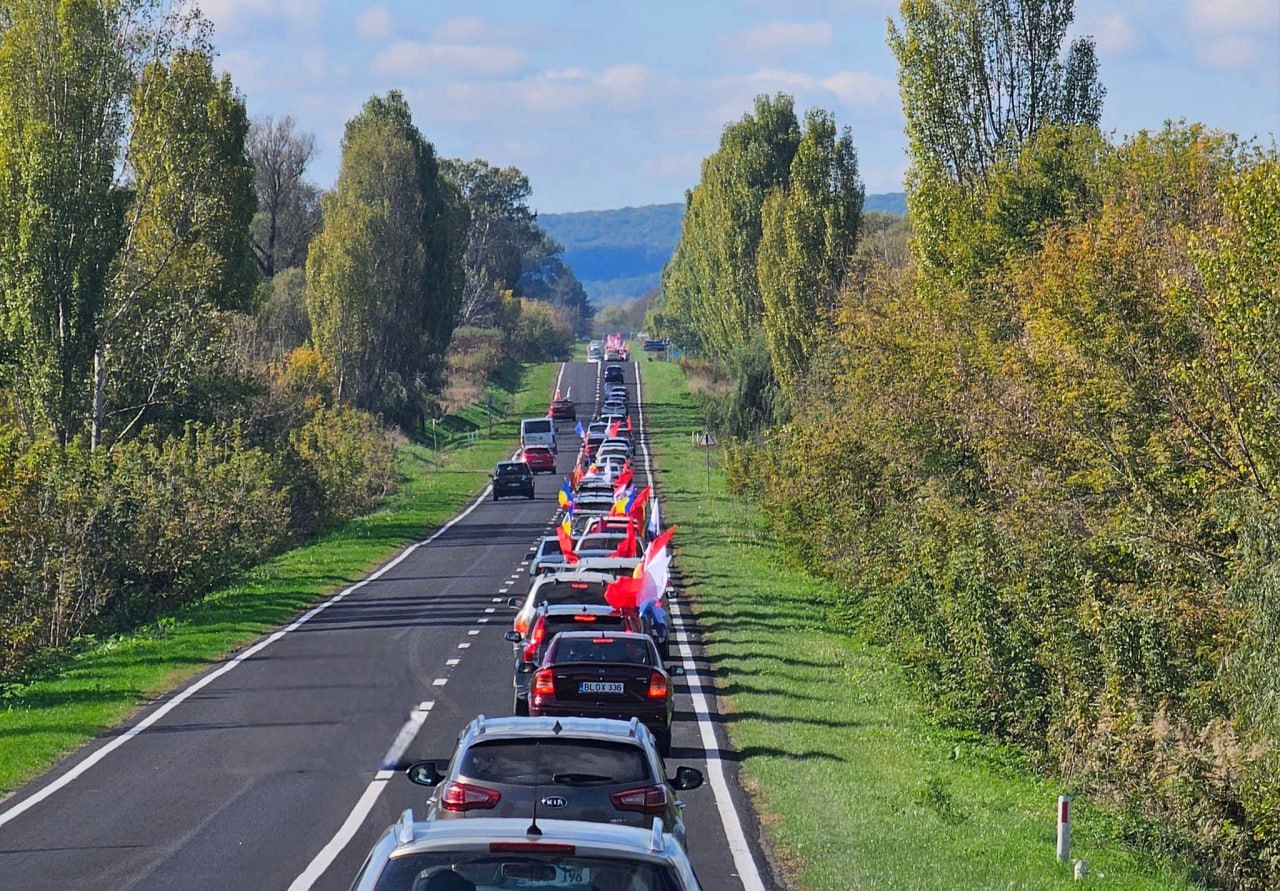 Партия "Возрождение" организовала самый масштабный в истории Молдовы автопробег против проведения еврореферендума, конечной точкой которого станет монастырь Курки. Участники автопробега выражают протест против возможного вступления Молдовы в Европейский Союз, считая, что подобное решение может нанести ущерб национальным интересам и традиционным ценностям страны. В их числе – представители общественности, активисты и сторонники партии, которые выступают за укрепление независимости Молдовы и сохранение ее суверенитета.