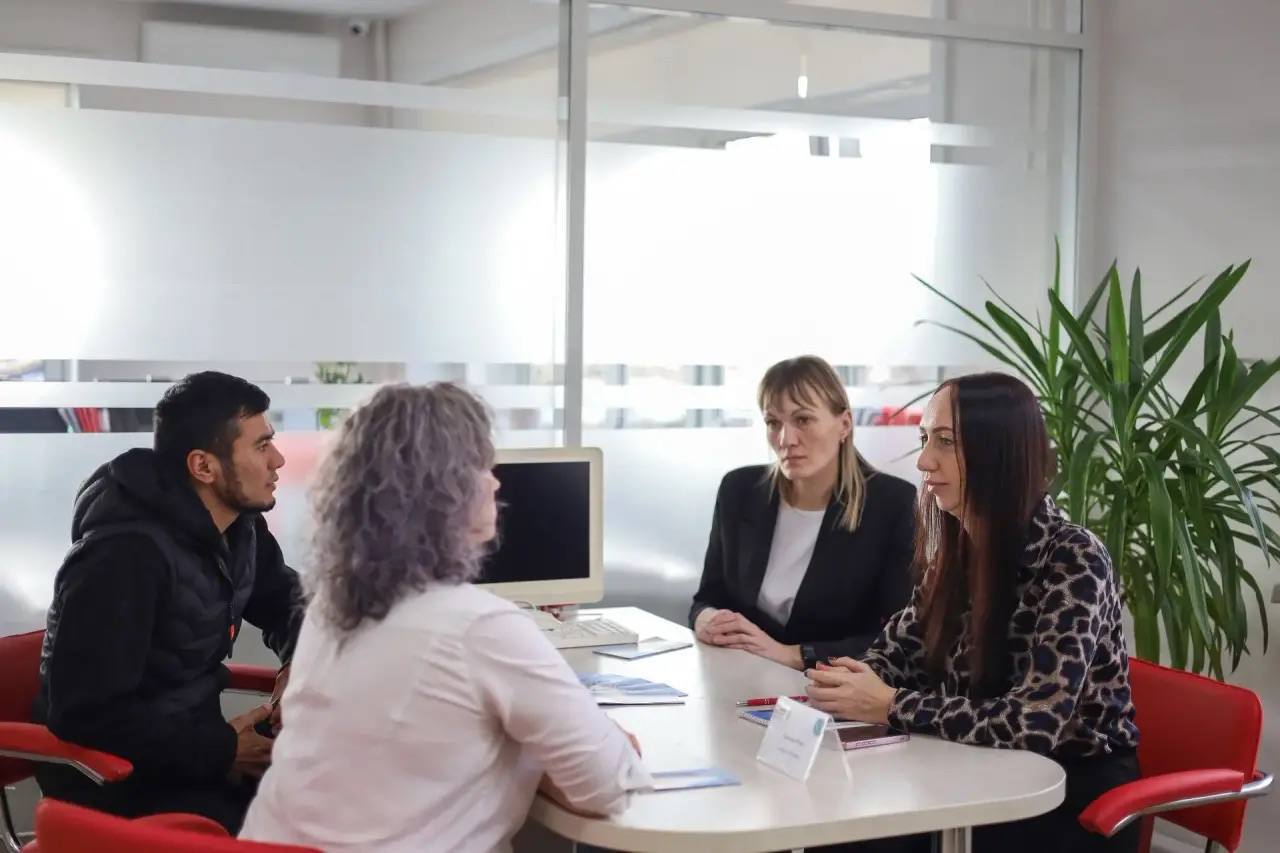 В Корсакове оказывают поддержку предпринимателям и самозанятым Традиционные встречи проводят специалисты департамента экономического развития администрации Корсаковского округа и Центра государственной поддержки Мой бизнес Специалисты рассказывают о действующих субсидиях условиях их получения как открыть самозанятость и других моментах Перечень мер поддержки которыми могут воспользоваться представители бизнеса достаточно обширен Также обратившиеся узнали о микрозаймах по льготным ставкам для малого и среднего бизнеса бесплатное обучение Поддержка предпринимательства часть нацпроекта Эффективная и конкурентная экономика который инициировал Президент РФ Владимир Путин Реализация проекта в островном регионе находится на личном контроле губернатора Сахалинской области Валерия Лимаренко