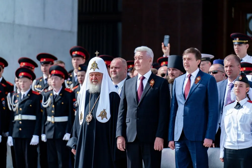 Сергей Кравцов патриарх Кирилл и мэр Москвы Сергей Собянин приняли участие в параде кадет на Поклонной горе На площади Победы на Поклонной горе состоялся ежегодный парад кадетского движения Москвы Не прервется связь поколений посвященный 81 й годовщине Победы в Великой Отечественной войне