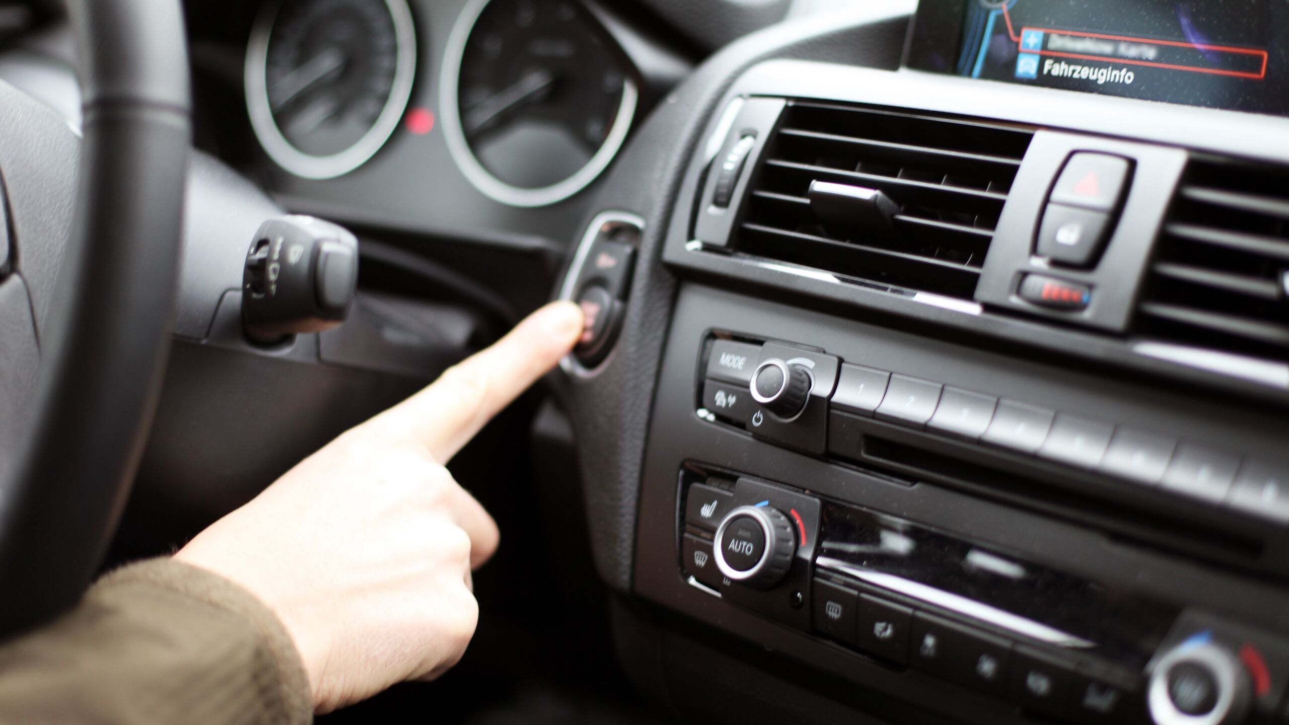 Нужен ли прогрев двигателя перед поездкой зимой вопрос традиционно вызывающий споры как среди владельцев автомобилей так и среди экспертов Вредит ли мотору холодный запуск может ли он стать причиной серьезных поломок и почему важно учитывать тип используемого топлива в материале РИА Новости Прогрев двигателя За традицией прогрева двигателя автомобиля стоит долгая история Еще 30 лет назад основным узлом создания горючей смеси из паров бензина и воздуха был карбюратор Это полностью механическое устройство которое при плохой настройке могло принести автовладельцу довольно много хлопот