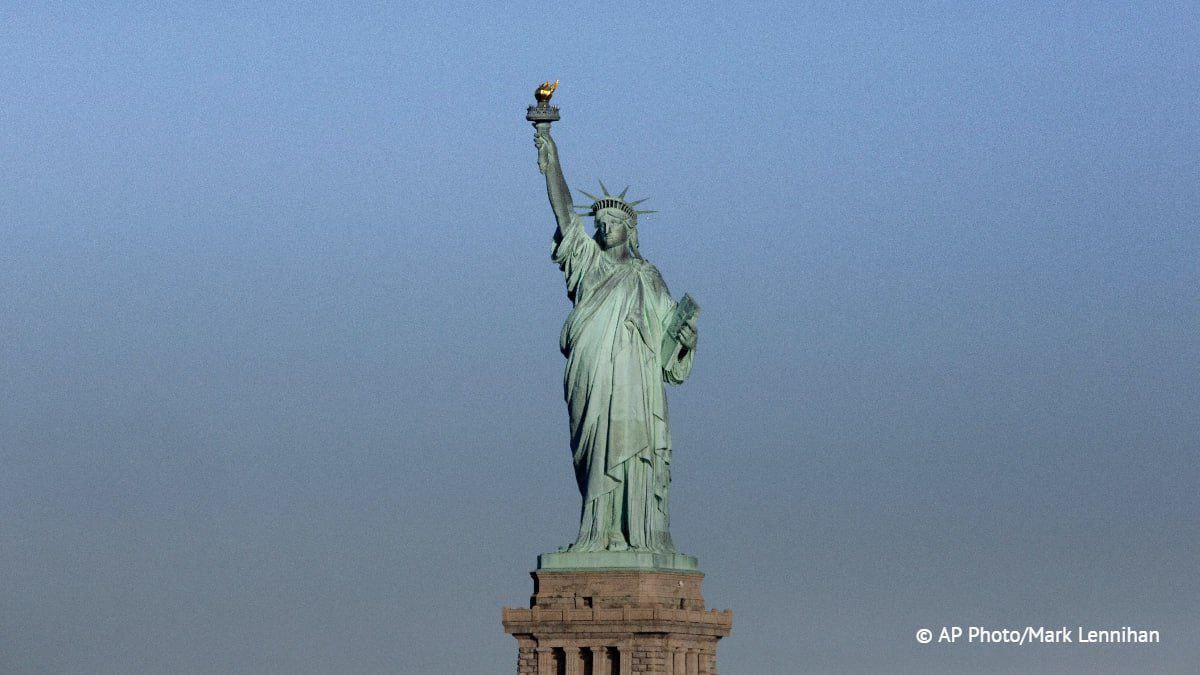 Президент Колумбии предложил перенести статую Свободы из США в Латинскую Америку.  Густаво Петро подверг критике меры США по борьбе с миграцией. Он заявил, что если США не хотят решать вопросы соблюдения прав мигрантов, то было бы логично перенести статую Свободы.