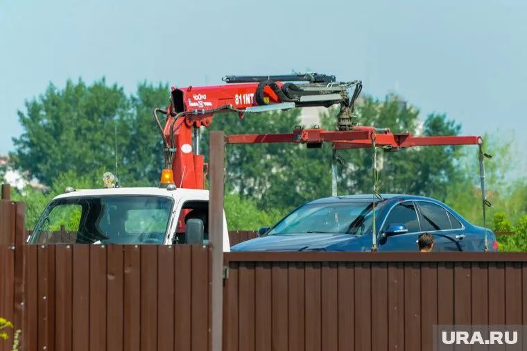 С начала 2025 года в Пермском крае у нетрезвых водителей конфисковали 240 автомобилей. Кроме того, нарушители выплатили в общей сложности 21 млн рублей в виде административных штрафов. «В течение первых шести месяцев 2025 года в управлении Федеральной службы судебных приставов по Пермскому краю рассматривалось порядка трех тысяч исполнительных производств, связанных с взысканием штрафов за нетрезвое вождение. Этот показатель на 18% ниже по сравнению с аналогичным периодом 2024 года, что свидетельствует о продолжающемся снижении количества подобных дел», — сообщает ГУ ФССП по Пермскому краю в telegram-канале. В целях принудительного исполнения решений суда по 33 исполнительным производствам был наложен арест на имущество должников на сумму свыше 1,8 млн рублей. Кроме того, в отношении 977 нарушителей, не оплативших штрафы, были введены временные ограничения на выезд за пределы РФ. Наибольшее количество должников проживает в Свердловском и Мотовилихинском районах города. Согласно действующему законодательству, повторное управление автомобилем в состоянии алкогольного опьянения квалифицируется как уголовное преступление. Больше всего случаев изъятия автомобилей отмечено в Чусовом 33 , Березниках 26 и Соликамске 22 машины . Источник ЧП Пермь Прислать новость