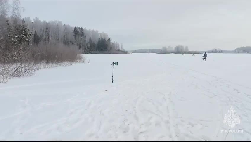 В Челябинской области автомобиль провалился под лед, водители не пострадали