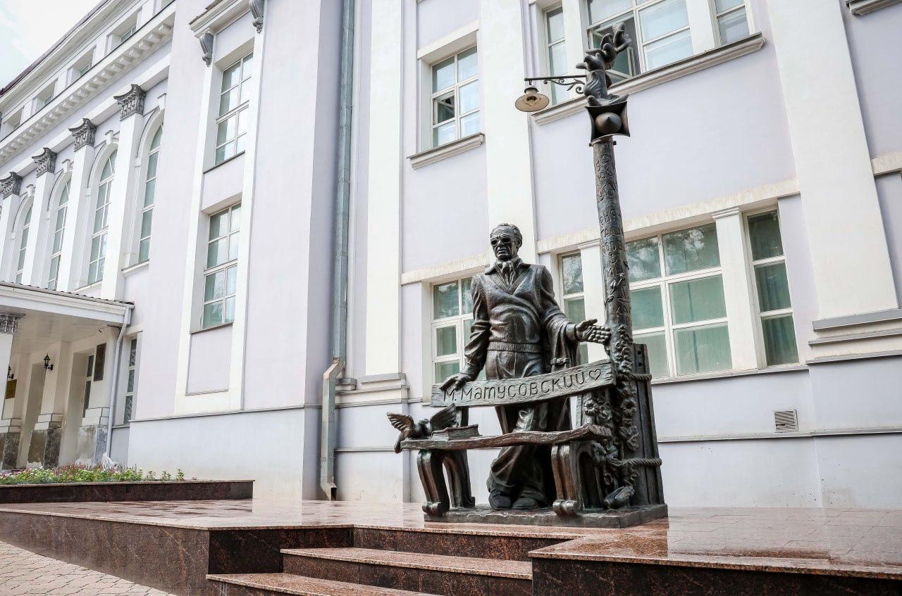 Памятник известному советскому поэту-песеннику, уроженцу Луганска Михаилу Матусовскому, отреставрировали к 110-летию со дня его рождения. Об этом ЛИЦ сообщила пресс-служба Сбера, который выступил спонсором реставрации. Монумент был возведен в 2007 году рядом с Луганской государственной академией культуры и искусств, которая носит имя великого земляка. Автором проекта выступил народный художник, скульптор Евгений Чумак. В 2004 году его работа была признана лучшей в открытом международном конкурсе ЛГАКИ на разработку проекта памятника. #Матусовский #Память #Луганск
