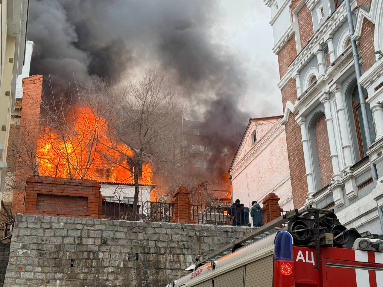 Огонь охватил два здания в Почтовом переулке Для тушения не хватает воды РБК Восток в Telegram и MAX
