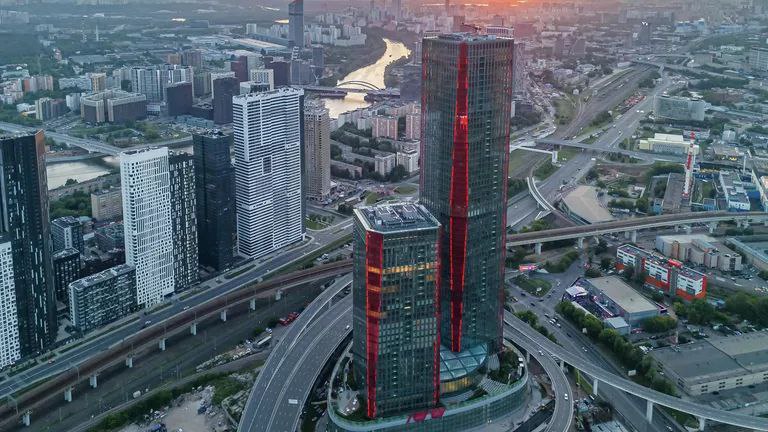 В "Москва-Сити" ввели в эксплуатацию офисный комплекс iCity, состоящий из двух башен: Time Tower  34 этажа, 161 м  и Space Tower  61 этаж, 260 м .   Общая площадь комплекса – 230 тыс. м², из них 140 тыс. м² отведены под продажу офисных помещений  аренда не предусмотрена .   Особенность комплекса – террасы с полупрозрачными стеклянными перекрытиями на всех этажах и большой атриум со стеклянным куполом, под которым разместились зоны общепита, ритейл, спорт и зимний сад. Въезд в подземный паркинг возможен напрямую с ТТК по эстакаде, свободной от основного потока транспорта.  Строительство велось с 2020 года.