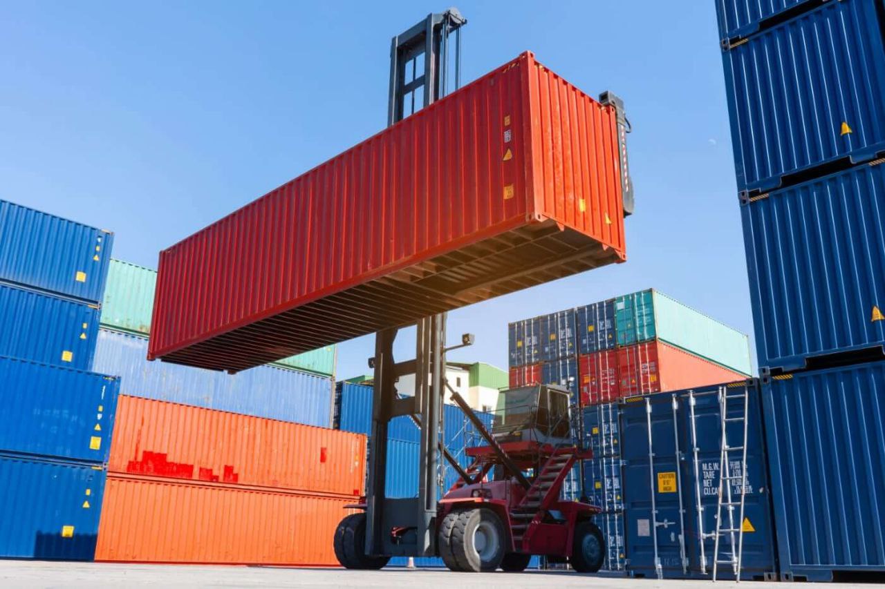 33 экспортных контракта почти на 5 5 млн заключили предприятия края в 2025 году На рынки Китая Индии Республики Корея Японии Казахстана и других стран был поставлен широкий спектр товаров от высококачественных пиломатериалов и продукции машиностроительной отрасли до кондитерских мучных и рыбных изделий Также региональные компании активно участвовали в международных выставках форумах и бизнес миссиях провели сотни переговоров и проложили новые логистические маршруты В прошлом году услугами краевого Центра поддержки экспорта воспользовались 325 компаний малого и среднего бизнеса Поддержка предприятиям оказывалась в рамках президентского нацпроекта Международная кооперация и экспорт Минпромторг Хабаровского края