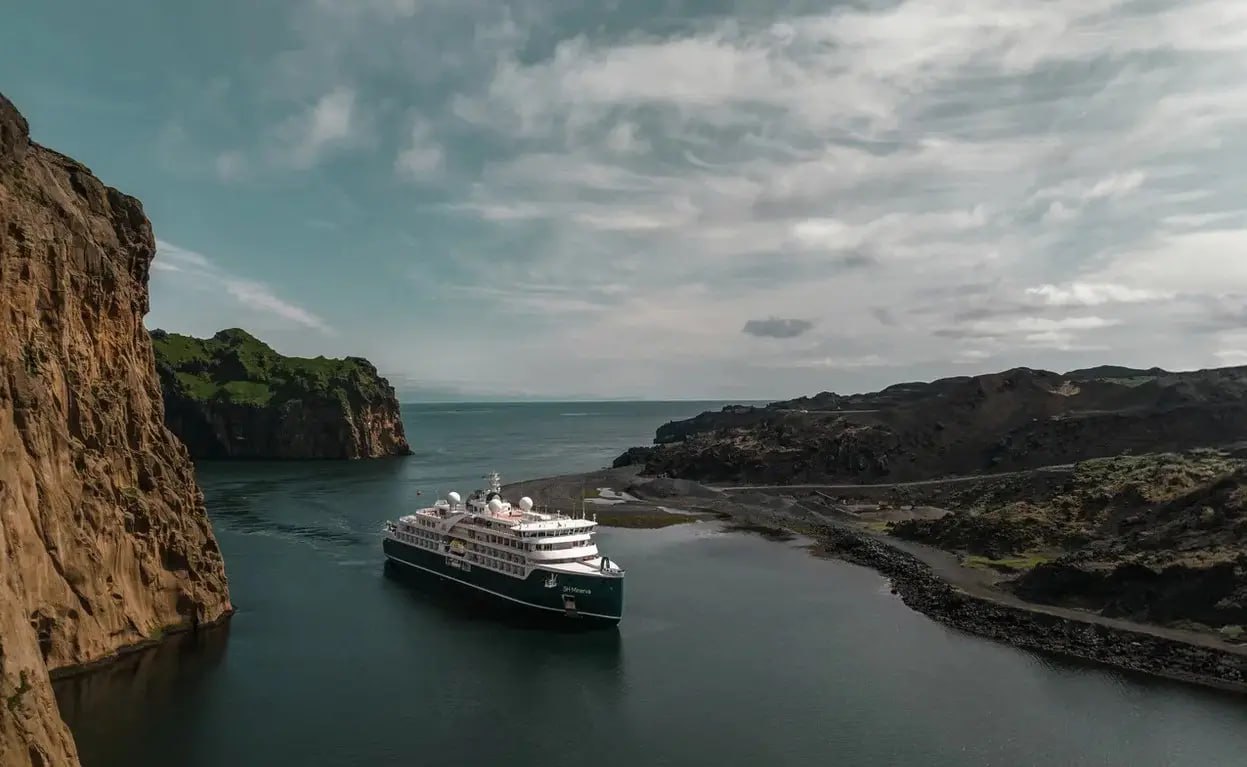 Круизный оператор ВодоходЪ в летнюю навигацию 2026 года запустит экспедиционные круизы на Чукотку Камчатку и Курильские острова Круизы по Дальнему Востоку будет выполнять экспедиционная яхта Minerva сообщает пресс служба компании В этом году на Дальнем Востоке запланировано также 19 круизов компании Панарктик Стар на судах Профессор Хромов и Академик Шокальский Программы начинаются из Владивостока Сахалина Петропавловска Камчатского Магадана и Анадыря в период с 22 июня по 25 сентября и включают посещение Курильских Командорских и Шантарских островов острова Врангеля Кроме того в навигацию 2026 года должны стартовать и круизы на судне Астория Нова Русской круизной компании по маршруту Владивосток Корсаков Сахалин Итуруп и Кунашир Курильские острова Петропавловск Камчатский с заходом на Командорские острова Фото Пресс служба компании ВодоходЪ