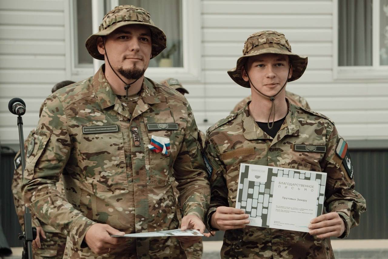 415 воспитанников Центра Воин получили ступени отличия Курсант боец и Курсант гвардеец Приказ о присвоении ступеней отличия курсантам достигшим высоких показателей в освоении программы обучения и проявивших себя подписал директор Центра Воин Дмитрий Шевченко Торжественные церемонии вручения курсантам гвардейцам и курсантам бойцам знаков различия состоятся в январе 2026 года   Система ступеней отличия внедрена в ноябре 2025 года по поручению заместителя Председателя Правительства Российской Федерации полномочного представителя Президента Российской Федерации в Дальневосточном федеральном округе Председателя Наблюдательного совета Центра ВОИН Юрия Трутнева Внедрение системы ступеней отличия делает обучение курсантов в Центре Воин более мотивирующим а оценку прохождения обучения более справедливой Каждый видит что признание приходит через поступки и верность делу Они укрепляют дух соревнования взаимного уважения и ответственности вдохновляют курсантов на новые достижения делают их вклад в жизнь Центра Воин видимым и почетным сказал Юрий Трутнев   Ступени отличия являются неотъемлемой частью образовательного процесса и патриотического воспитания направлены на повышение мотивации курсантов к обучению и развитию освоению традиций и укреплению связи курсантов с Центром Воин Центр Воин создан по поручению Президента Российской Федерации Владимира Путина 1 декабря 2022 года Его миссия подготовка нового поколения патриотов любящих Родину и умеющих ее защищать В обучении курсантов задействовано около 400 инструкторов в том числе Федерации боевого снайпинга России Подписывайтесь на нас в MAX sakhgov