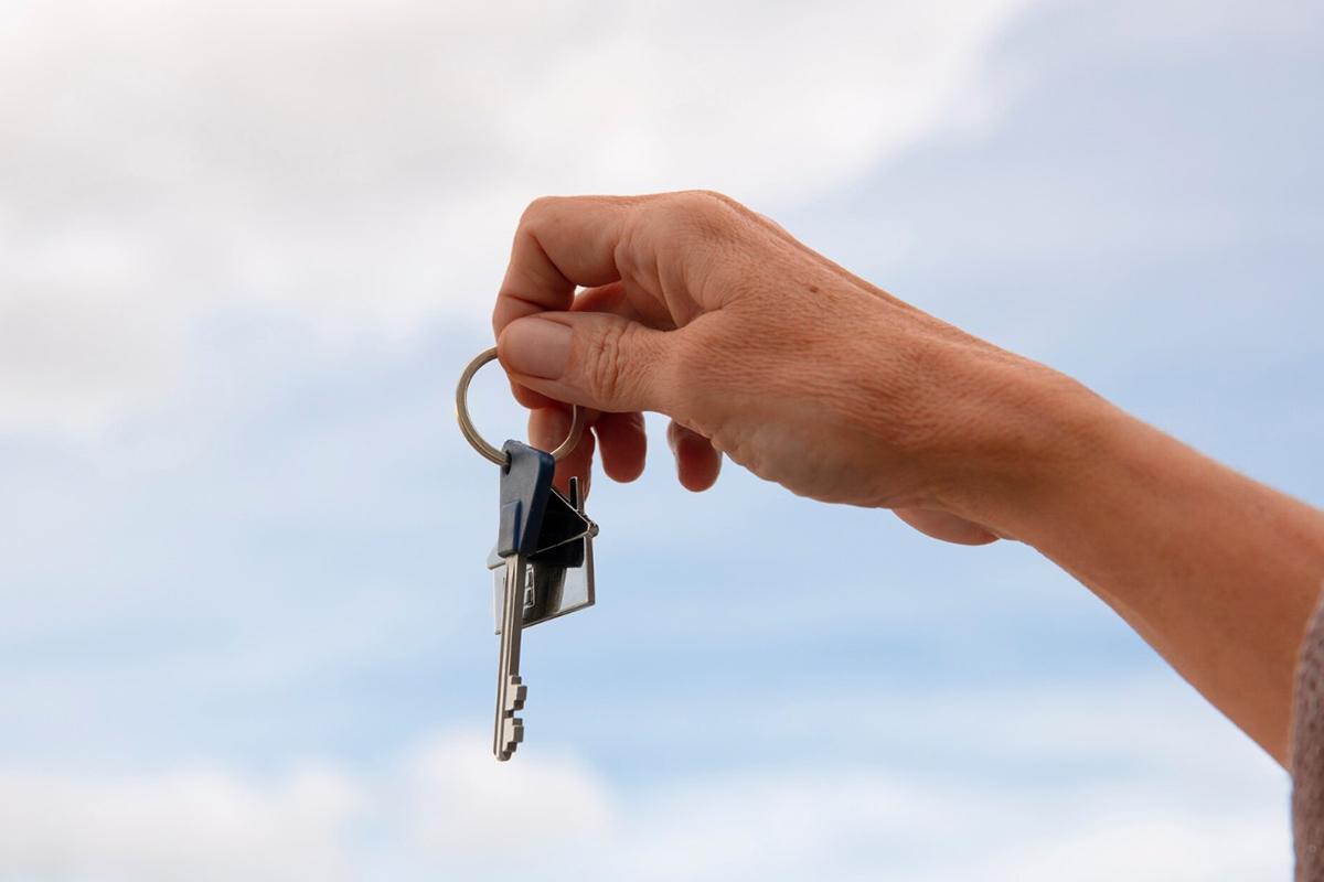 Риелторы и нотариусы зачастую действуют в связке с мошенниками заставляющими российских пенсионеров продавать квартиры и отдавать им деньги Об этом сообщила Ридусу эксперт по борьбе с мошенничеством Екатерина Дуб   www ridus ru n 723853 ridusnews