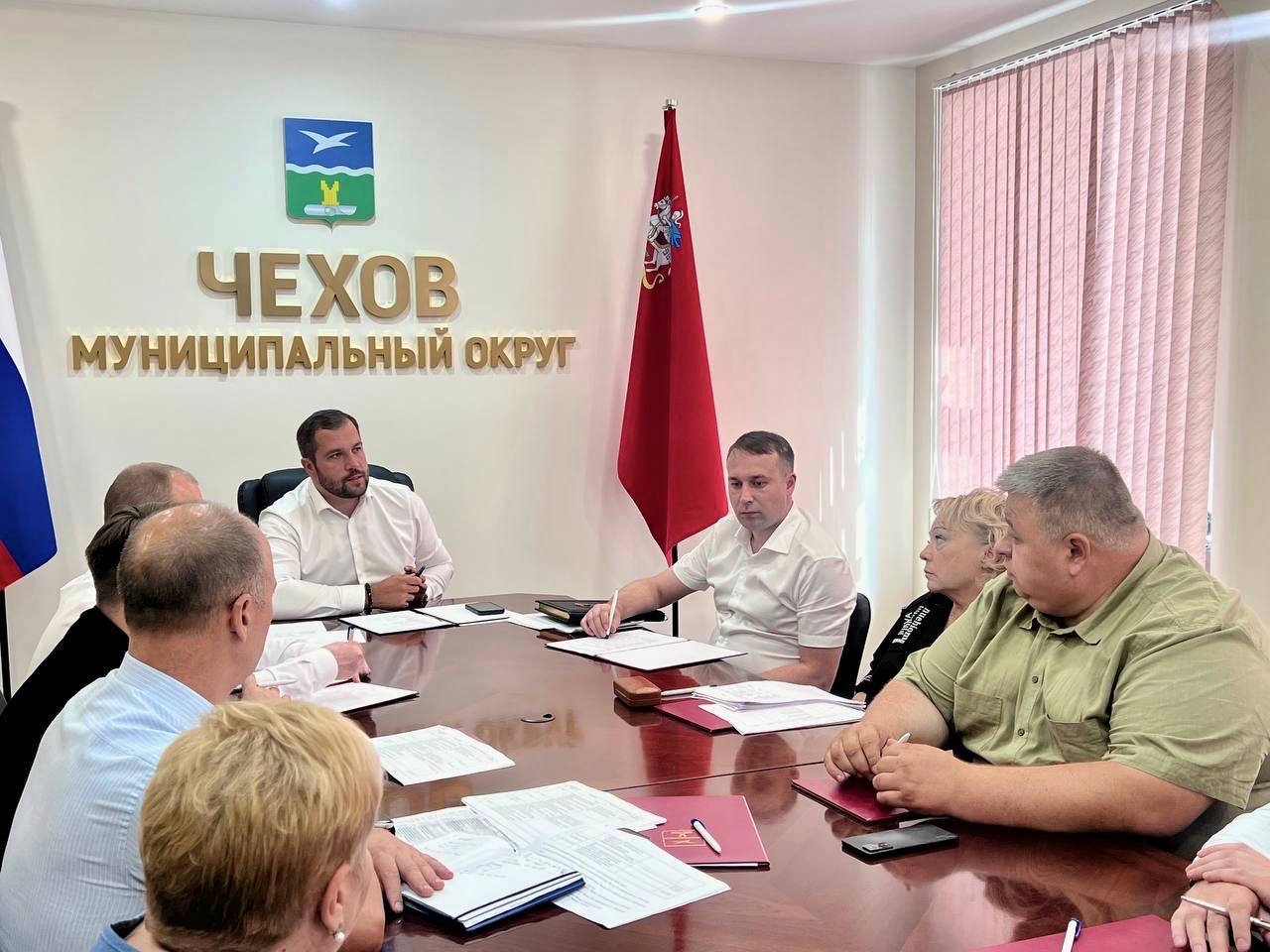 В рамках Часа по ЖКХ обсудил с представителями подрядных организаций ход ремонта и реконструкции объектов теплоснабжения. Дополнительно заслушал руководителей управляющих компаний о подготовке многоквартирных домов к осенне-зимнему периоду На данный момент строительно-монтажные работы начались на всех 12-ти котельных. В основе своей – это демонтажные работы. На объектах идет подготовка под заливку фундамента для новых котлов. На 9 объектов уже завезено оборудование. Это две котельные в Венюкове, котельные в н.п. Крюково, Талалихино, Дубна, Молоди, Новый Быт, на улицах Набережная и Угловая. В Мещерском поставка оборудования запланирована в течение месяца. Самые объемные и масштабные работы у нас пройдут на основных городских котельных первой и второй. Сейчас рабочие приступили к подготовительным работам. В планах этого года работы по замене насосной группы, узлов учета и трансформаторов. На первой котельной в этом году заменим один котел. Напомню, что ранее здесь мы капитально отремонтировали третий котел, который позволит нам безаварийно войти в сезон. Полностью реконструкция объектов завершится к концу следующего года. Также продолжаются работы на тепловых сетях. Все работы идут в графике. Помимо ремонта и реконструкции котельных, на объектах и сетях активно идет плановая подготовка к ОЗП. Так, МП «ЖКХ Чеховского района» отчиталось о подготовке на 13 % котельных и 9 % тепловых сетей. В зоне ответственности компании находятся 35 котельных и 160 километров сетей. Приемку работ осуществляет МОС АВС. Наряду с этим в округе началась подготовка многоквартирных домов к отопительному периоду. Согласно распоряжению Правительства Московской области, до 1 июля должно быть подготовлено 30% от планового показателя готовности к отопительному периоду, до 1 августа — 60%, до 1 сентября — 90%, до 15 сентября — 100%. На данный момент в домах проходит промывка и гидравлические испытания внутридомовой системы отопления. Там, где необходимо происходит ремонт и замена оборудования. #МихаилНиколаевичСобакин #МуниципальныйокругЧехов #ЕдинаяРоссия #ГоспабликиМО