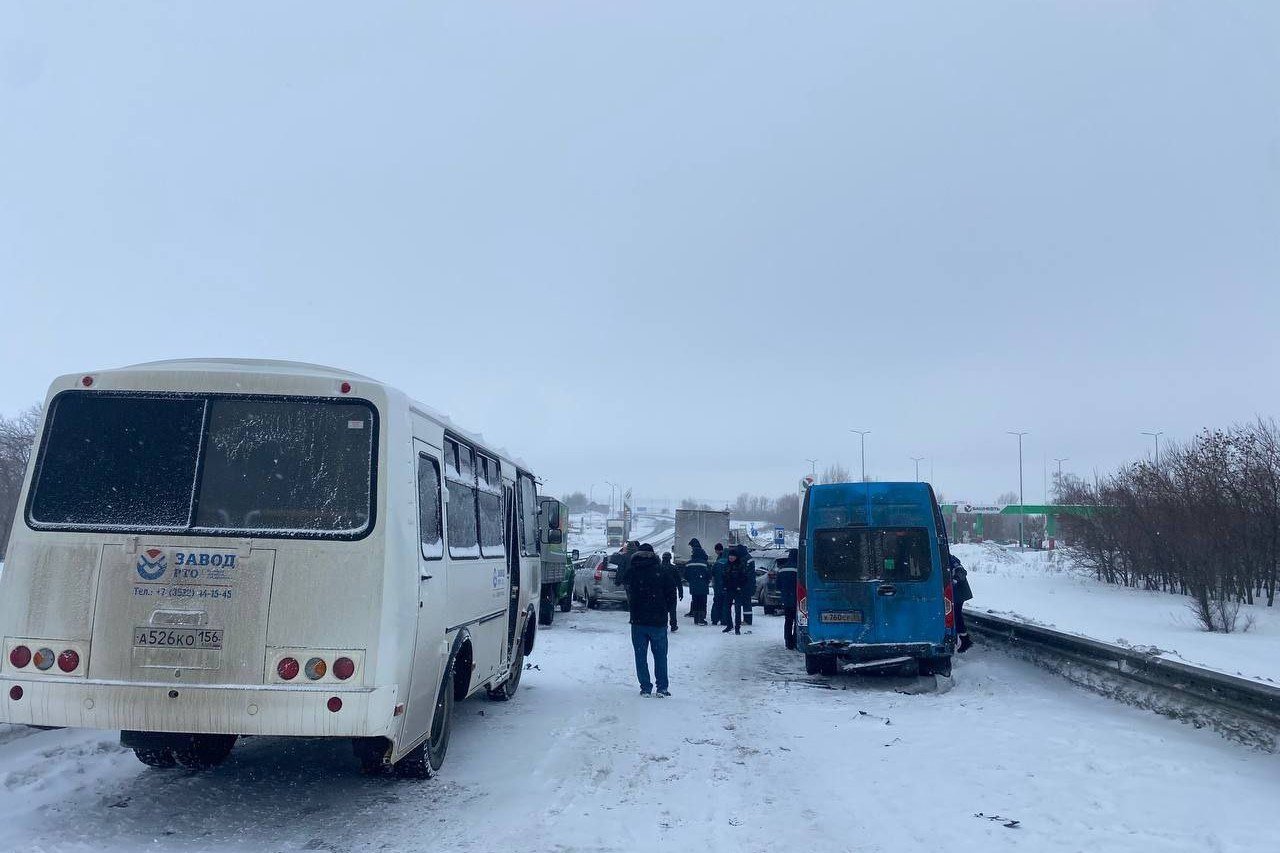 В полиции поделились кадрами с места массового ДТП в Оренбургском районе